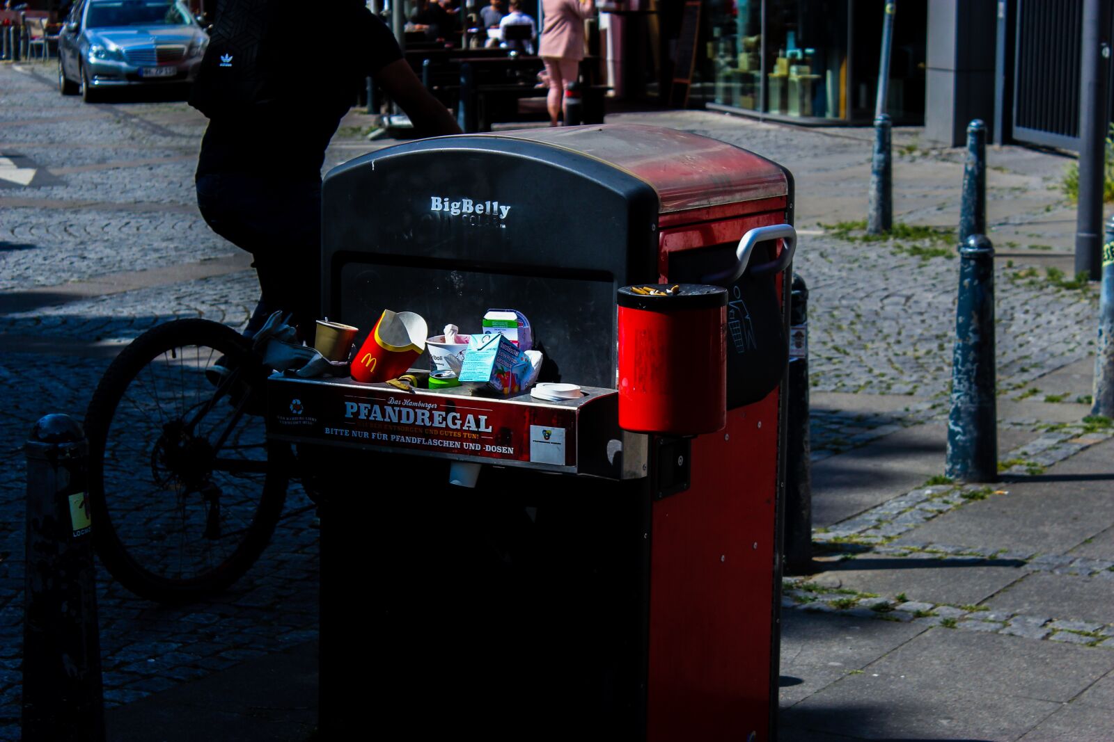Canon EOS 600D (Rebel EOS T3i / EOS Kiss X5) sample photo. Garbage can, hamburg, disposal photography