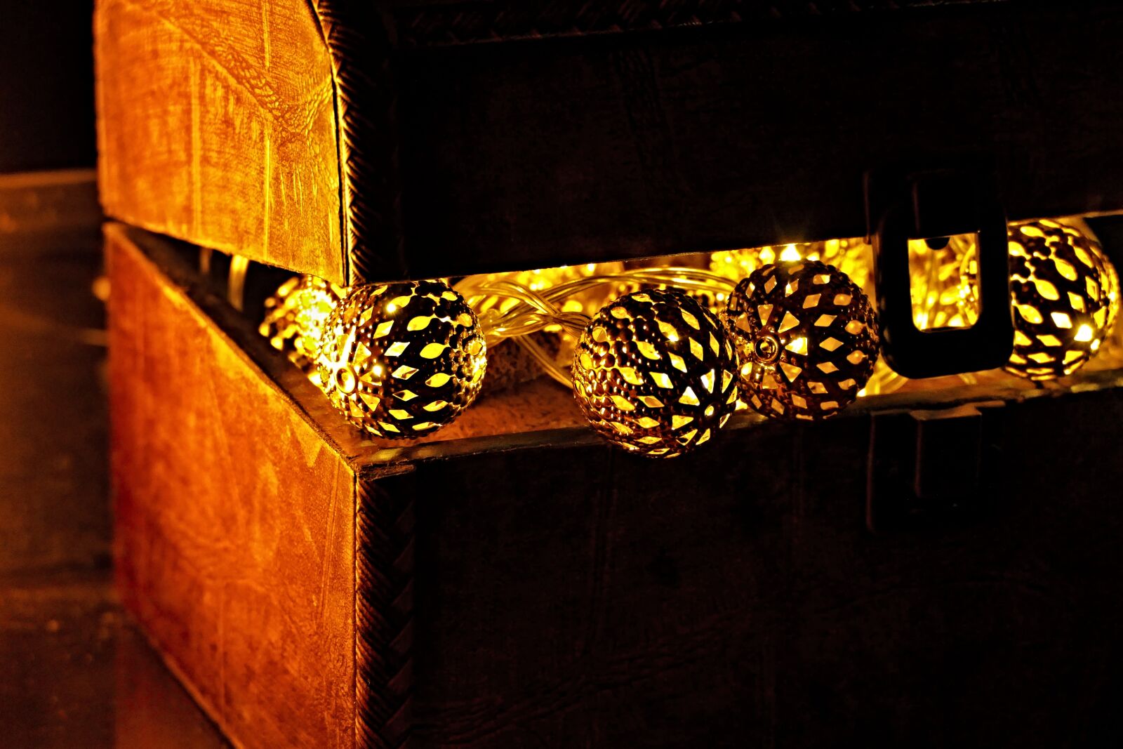 Panasonic Lumix DMC-FZ1000 sample photo. Truhla, decor, theme photography