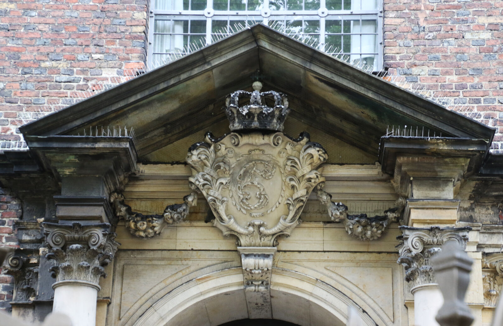 Canon EOS 7D Mark II sample photo. Bricks, carved, stones, crown photography