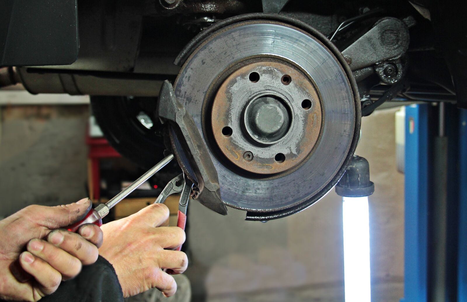 Canon EOS 550D (EOS Rebel T2i / EOS Kiss X4) sample photo. Auto repair, workshop, brake photography