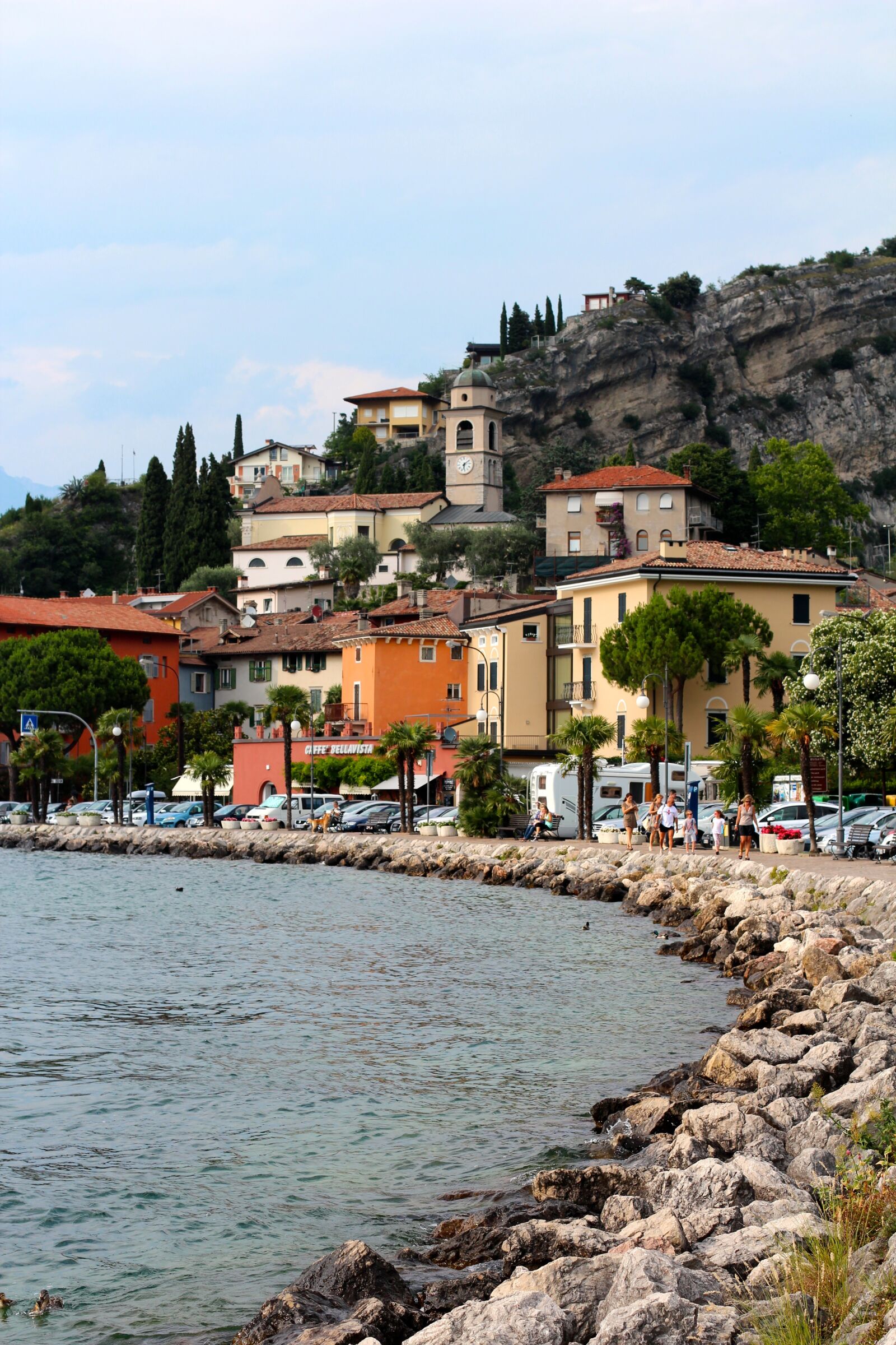 Canon EOS 600D (Rebel EOS T3i / EOS Kiss X5) + Canon EF 50mm F1.4 USM sample photo. Promenade, italy, garda photography