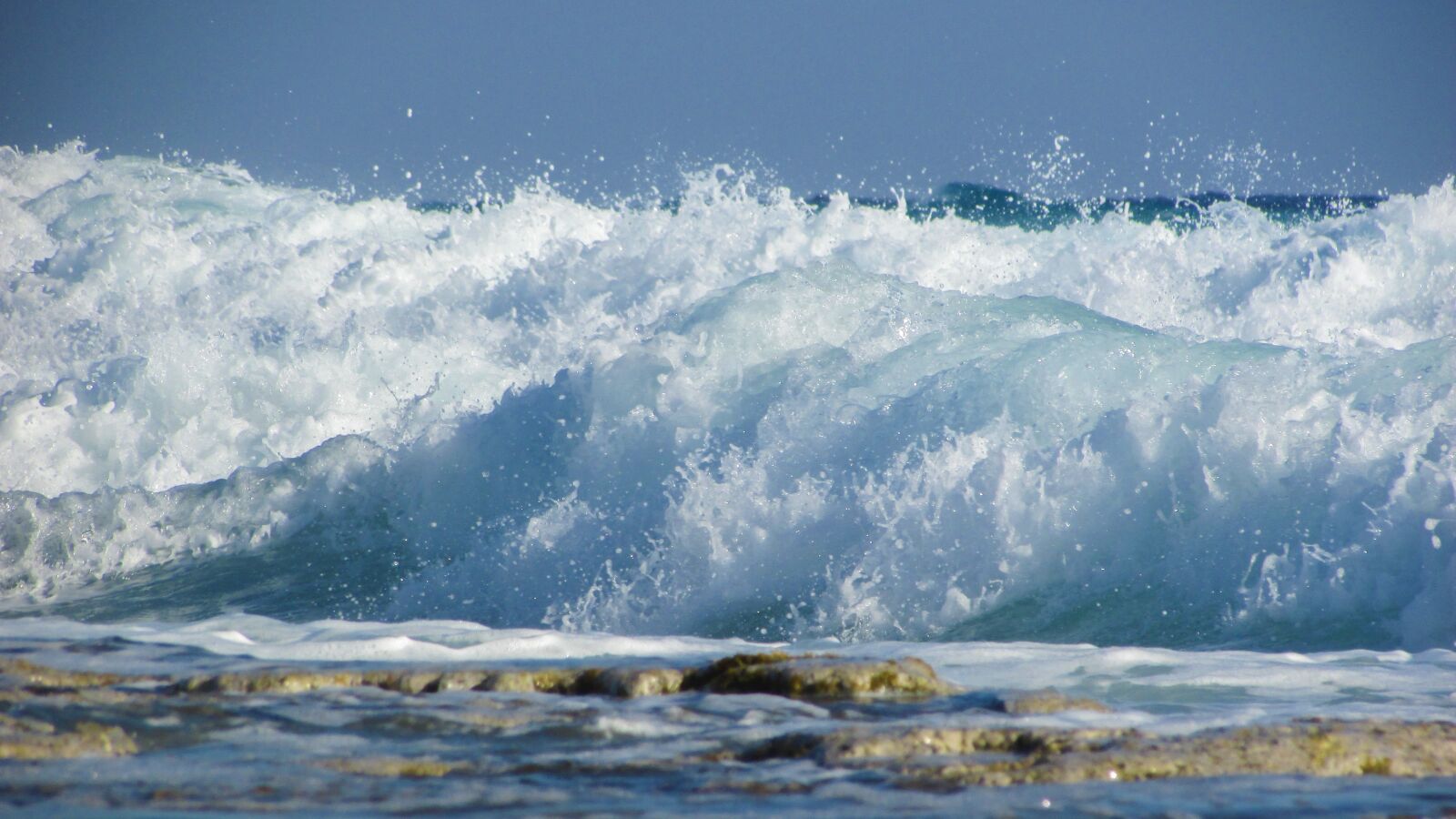 Canon PowerShot SX400 IS sample photo. Wave, smashing, sea photography