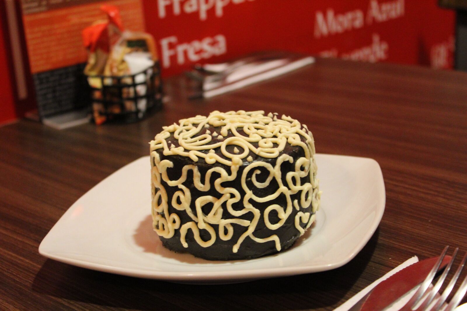 Canon EOS 1300D (EOS Rebel T6 / EOS Kiss X80) sample photo. Dessert, celebration, food photography