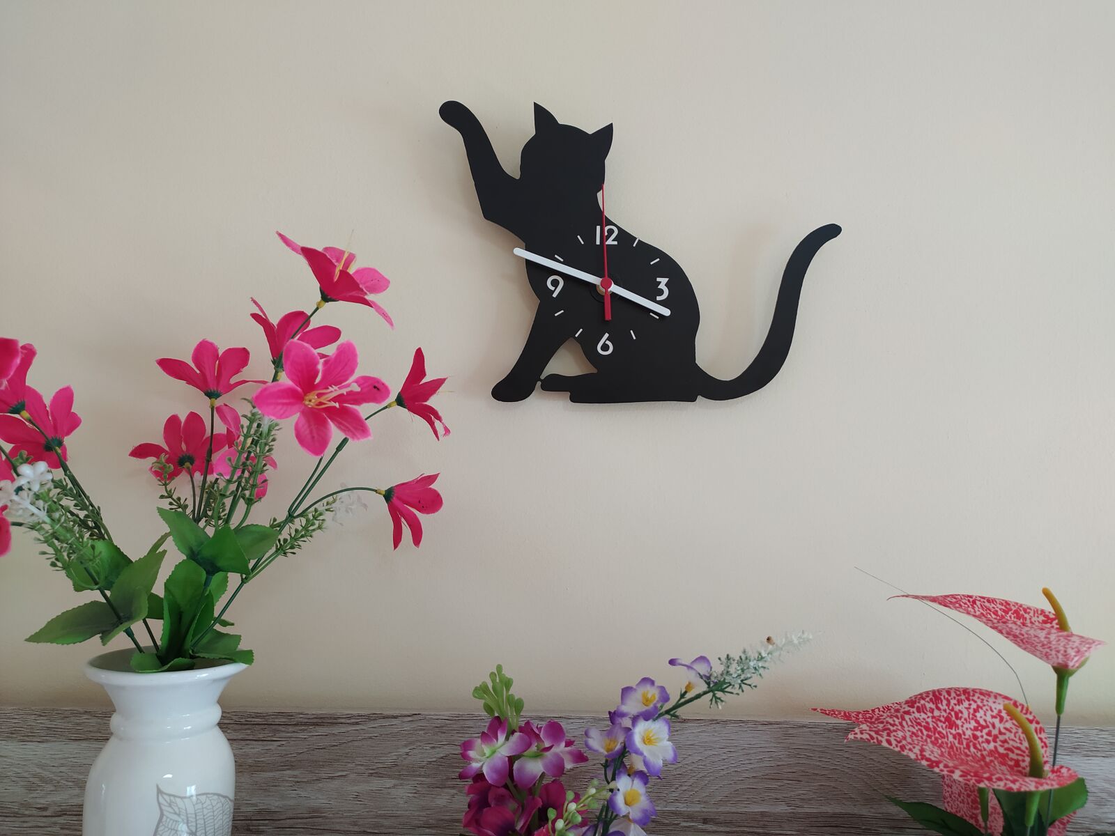 Xiaomi Redmi Note 8 sample photo. Gato, relógio, flores photography