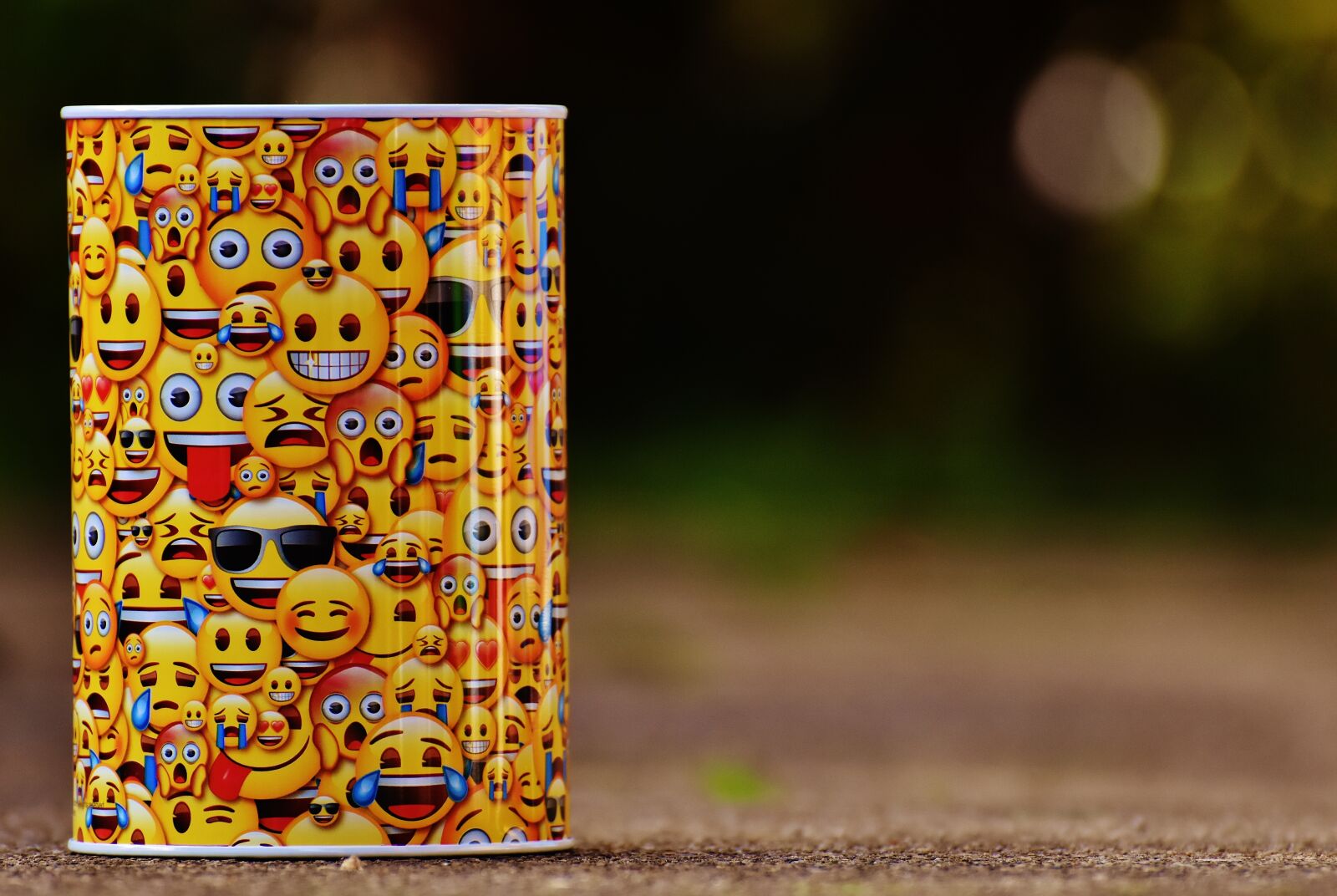Nikon D7200 sample photo. Smilies, yellow, funny photography