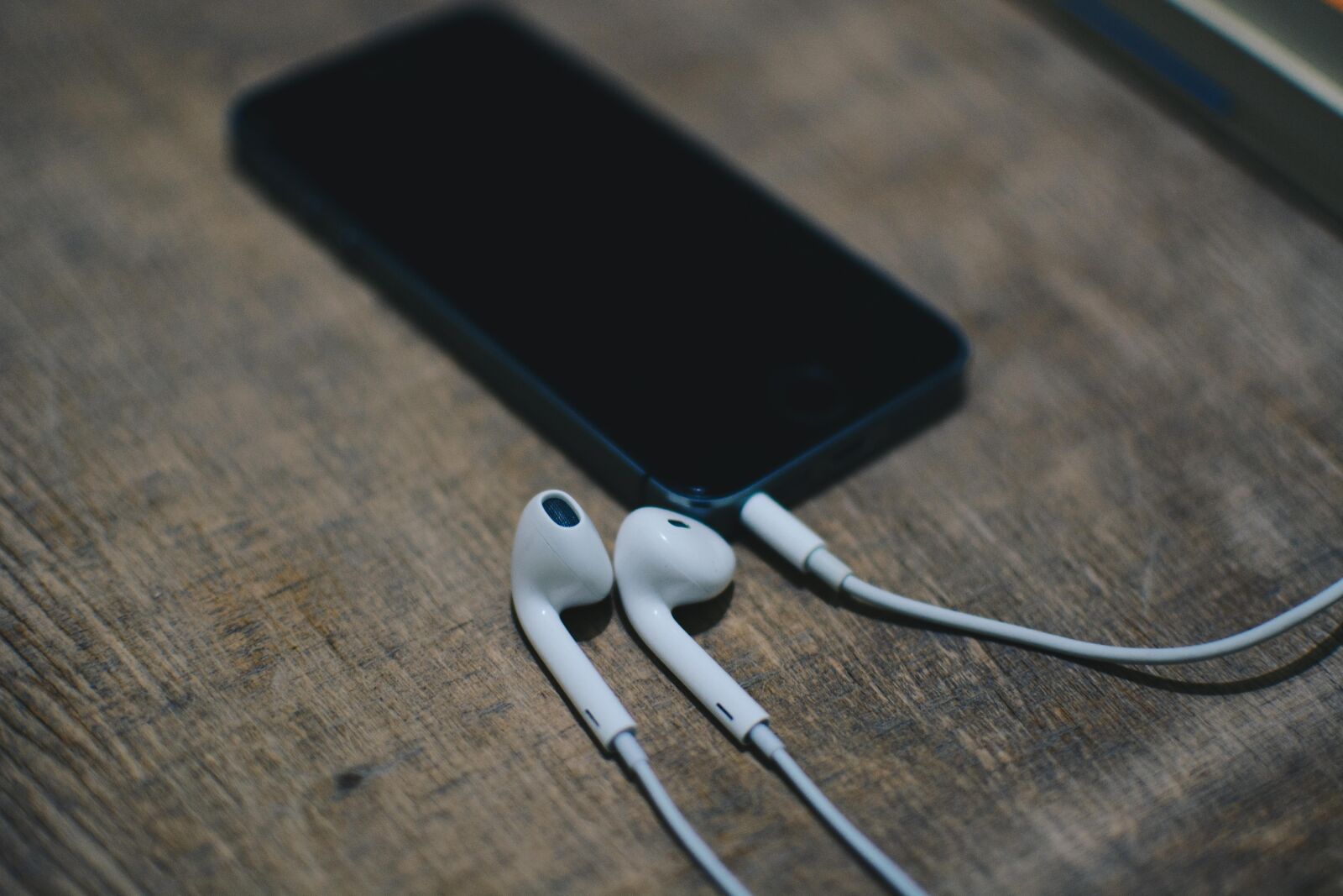 Nikon D5200 sample photo. Iphone, headphones, mobile photography