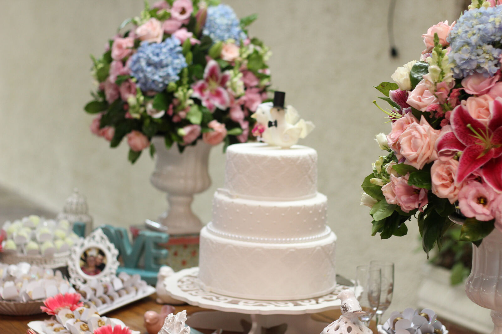 Canon EOS 550D (EOS Rebel T2i / EOS Kiss X4) sample photo. Artificial, flowers, beach, wedding photography