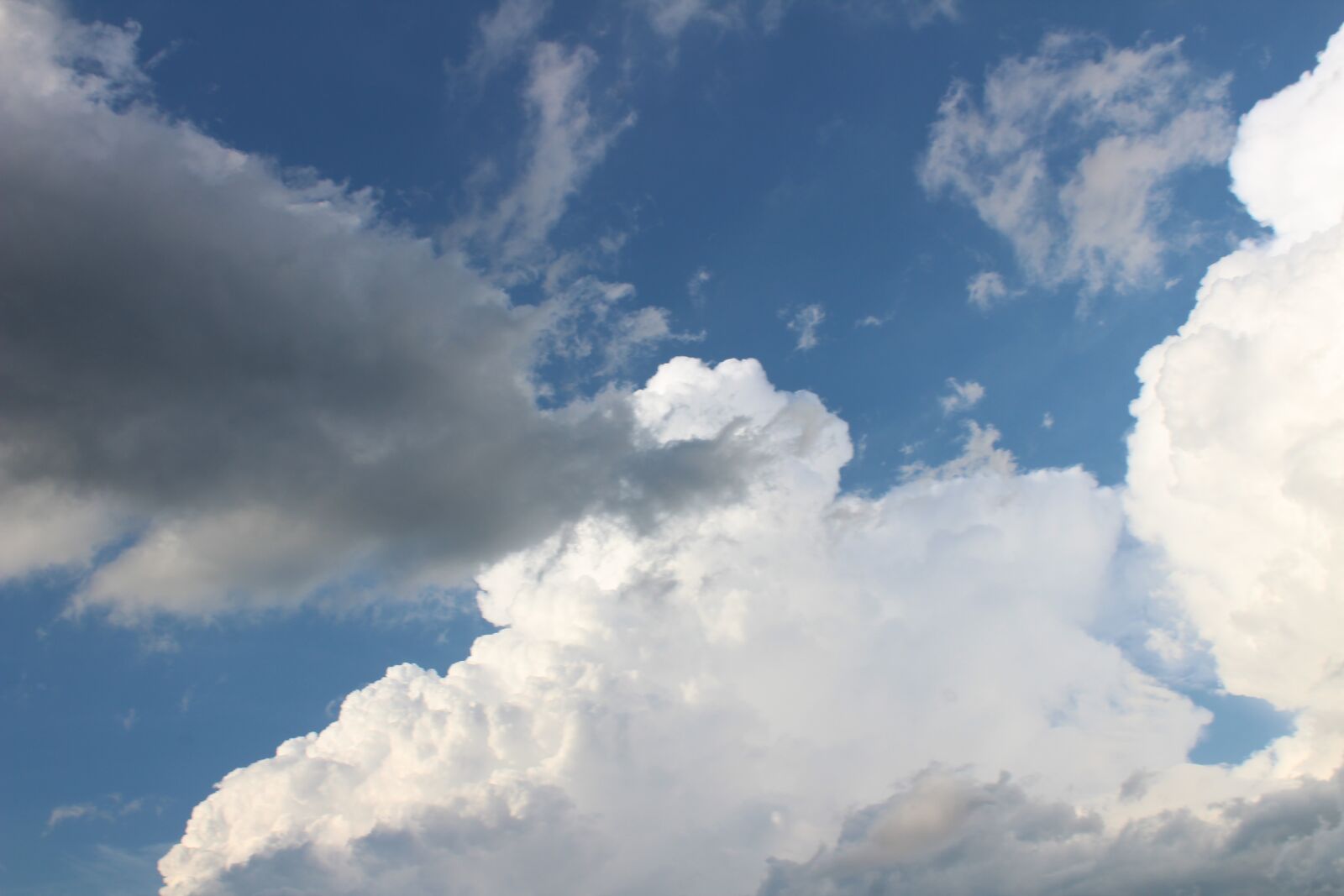 Canon EOS 1300D (EOS Rebel T6 / EOS Kiss X80) sample photo. Clouds, sky, blue photography