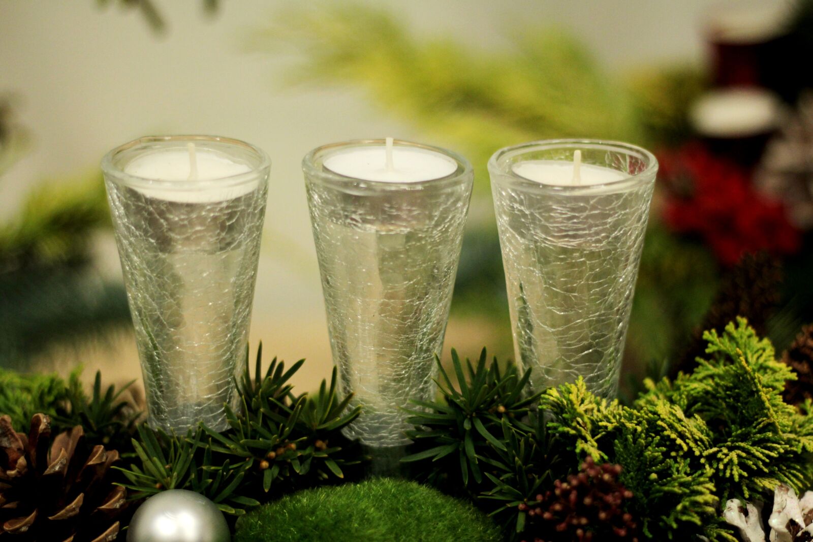 Canon EOS 600D (Rebel EOS T3i / EOS Kiss X5) + Canon EF 50mm F1.8 STM sample photo. Christmas, atmosphere, candles photography