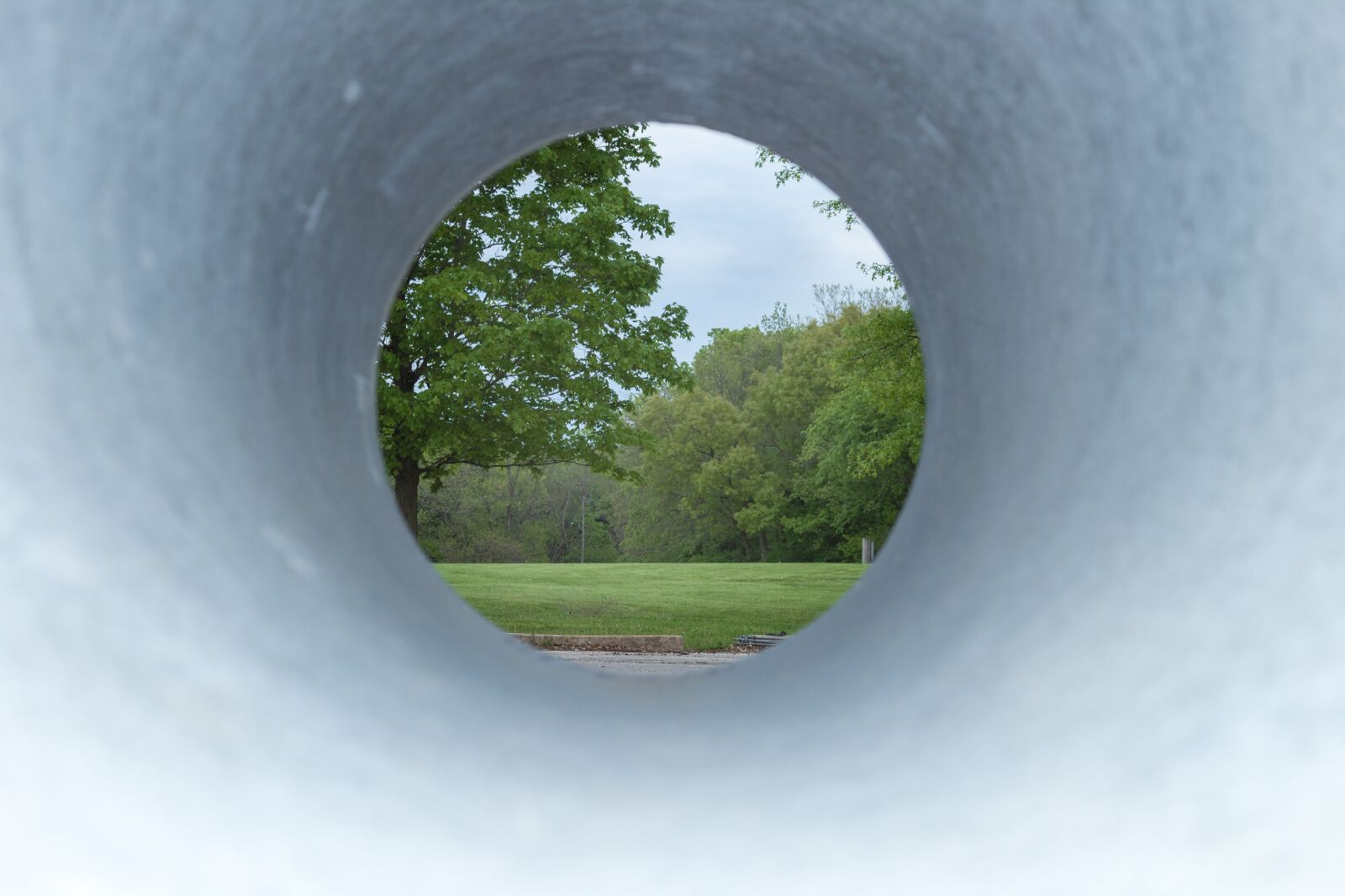 Canon EOS 1300D (EOS Rebel T6 / EOS Kiss X80) sample photo. Tunnel, peek, pipe photography