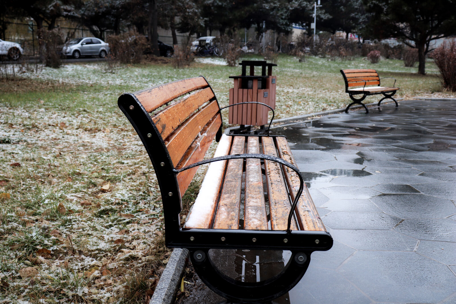 Canon EOS 200D (EOS Rebel SL2 / EOS Kiss X9) + Canon EF-S 18-55mm F4-5.6 IS STM sample photo. Bench, serenity, snow, winter photography