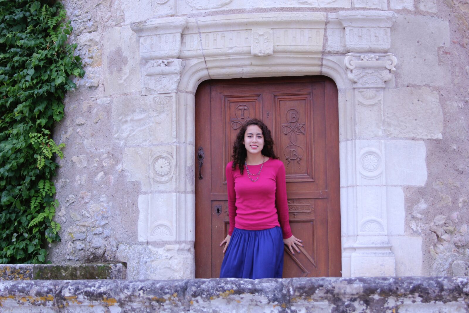 Canon EOS 550D (EOS Rebel T2i / EOS Kiss X4) sample photo. Door, young woman, travel photography