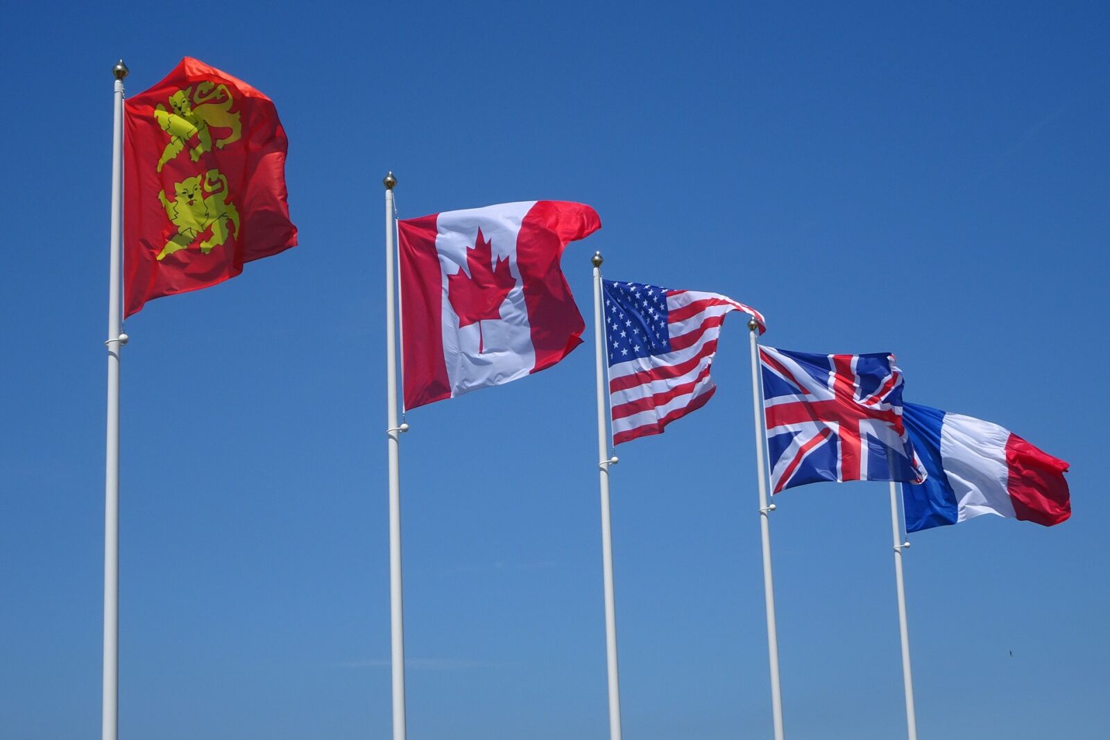 Sony DSC-HX90 sample photo. Flags, wind, sky photography