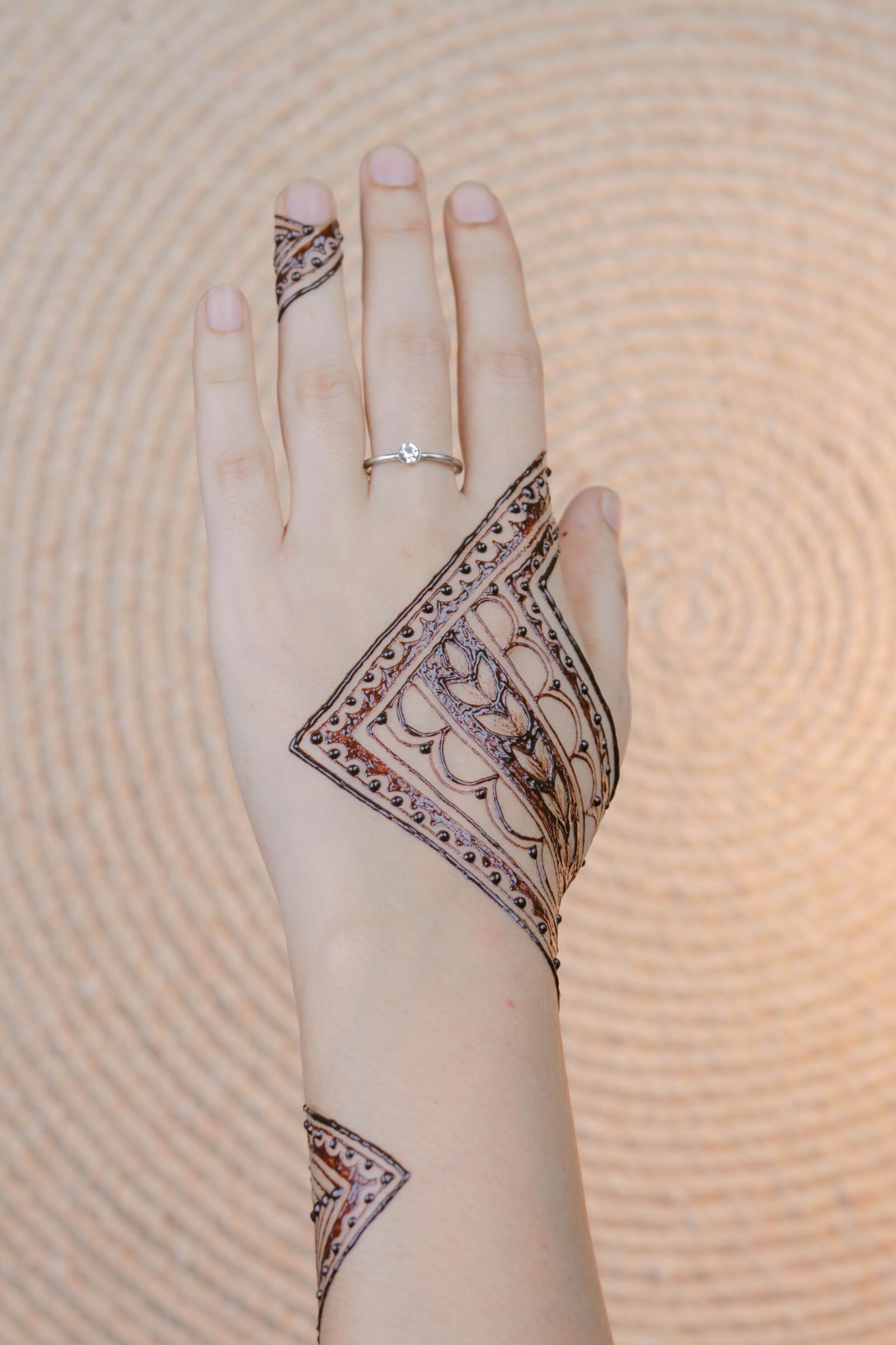 Canon EOS 80D + Canon EF 50mm F1.8 STM sample photo. Henna, hands, mehendi photography