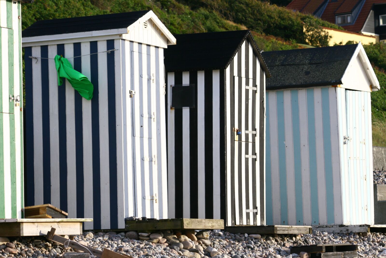 Canon EOS 400D (EOS Digital Rebel XTi / EOS Kiss Digital X) sample photo. Beach hut, beach, summer photography