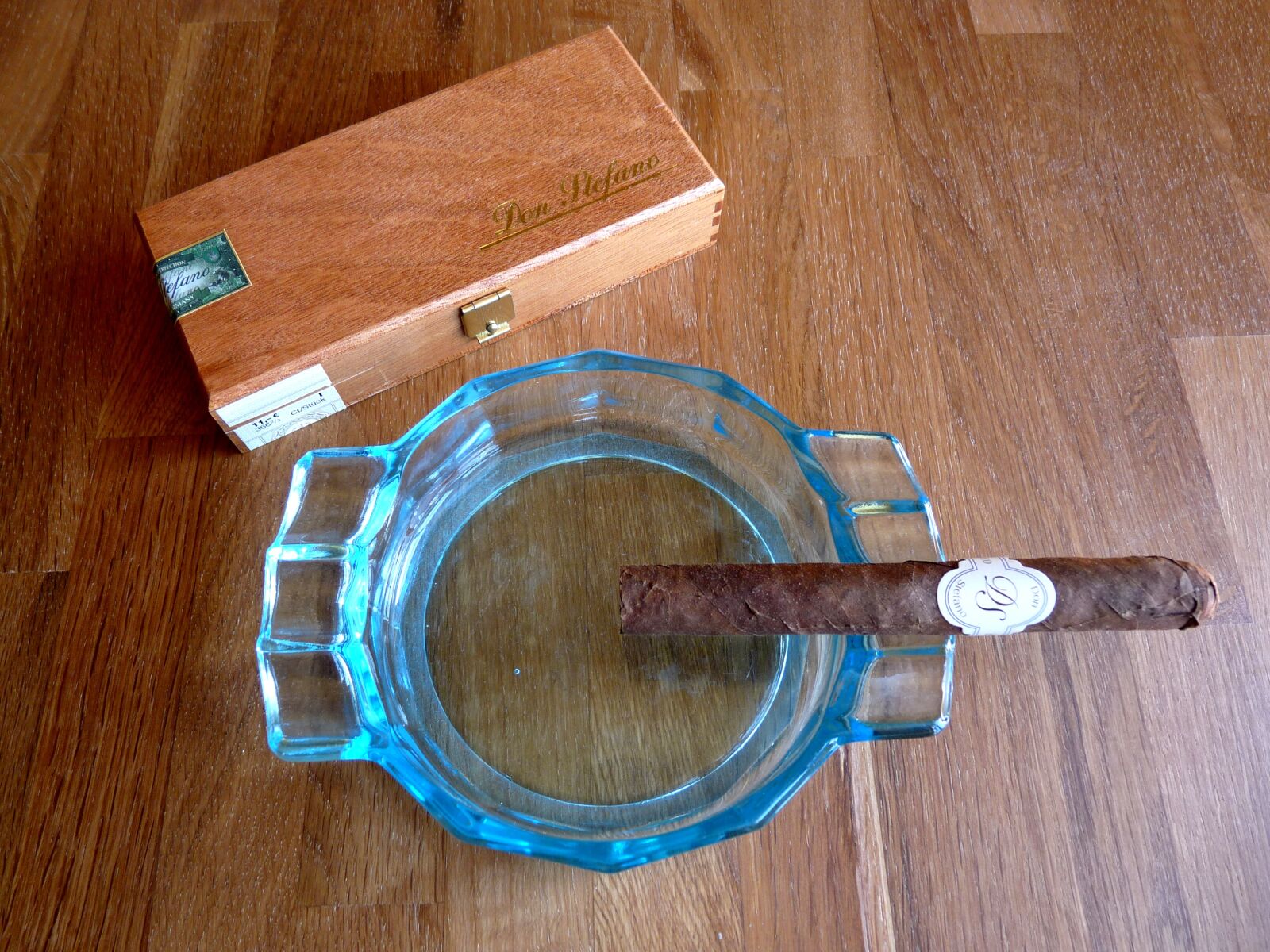 Panasonic Lumix DMC-FZ28 sample photo. Cigar, smoking, smoke photography