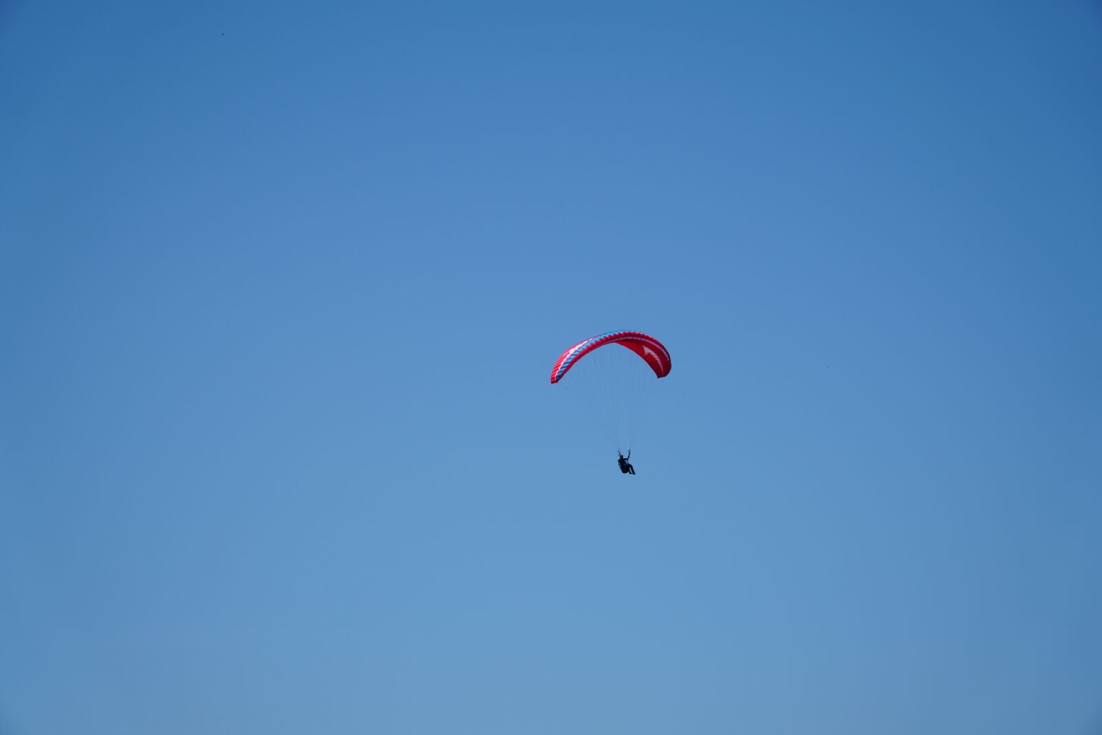 Sony a6300 + Sony E PZ 18-105mm F4 G OSS sample photo. Paragliding, flying, freedom photography