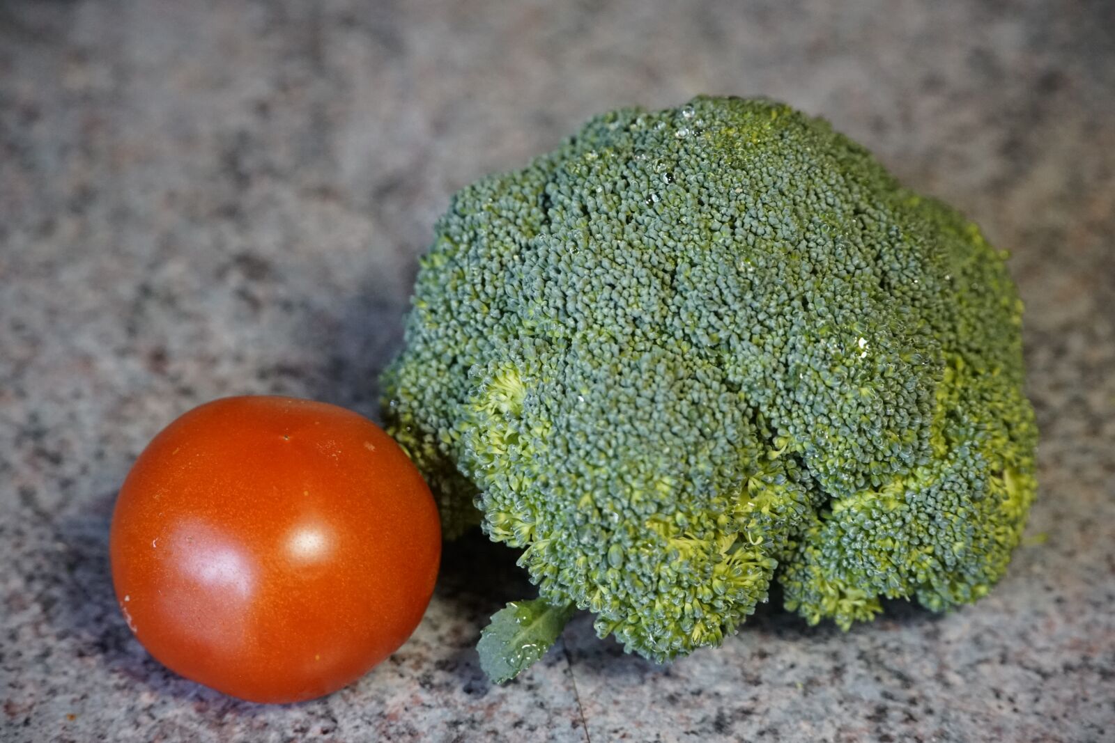 Sony a7R II + Sony E PZ 18-105mm F4 G OSS sample photo. Vegetables, broccoli, tomato photography