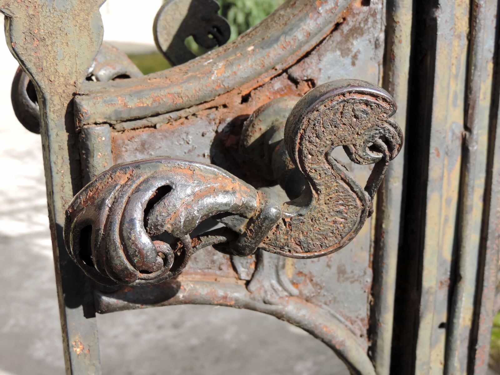 Nikon Coolpix P520 sample photo. Cast iron, front door photography