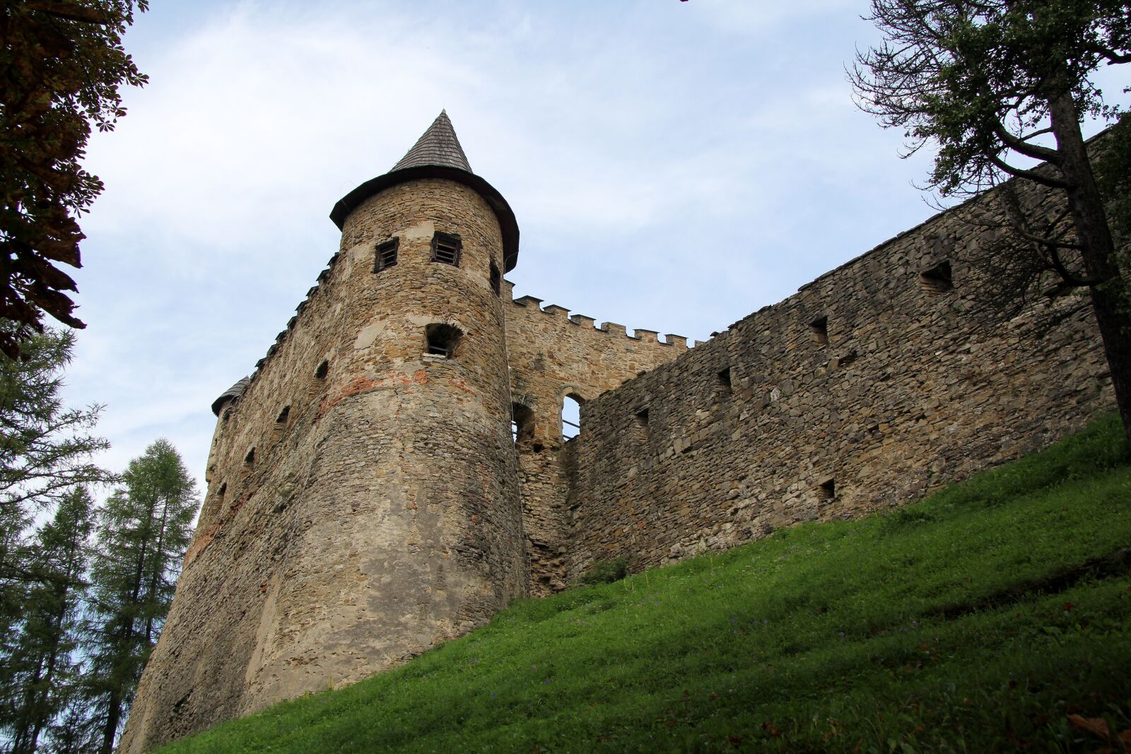 Canon EF-S 17-85mm F4-5.6 IS USM sample photo. ľubovniansky castle, castle, wall photography