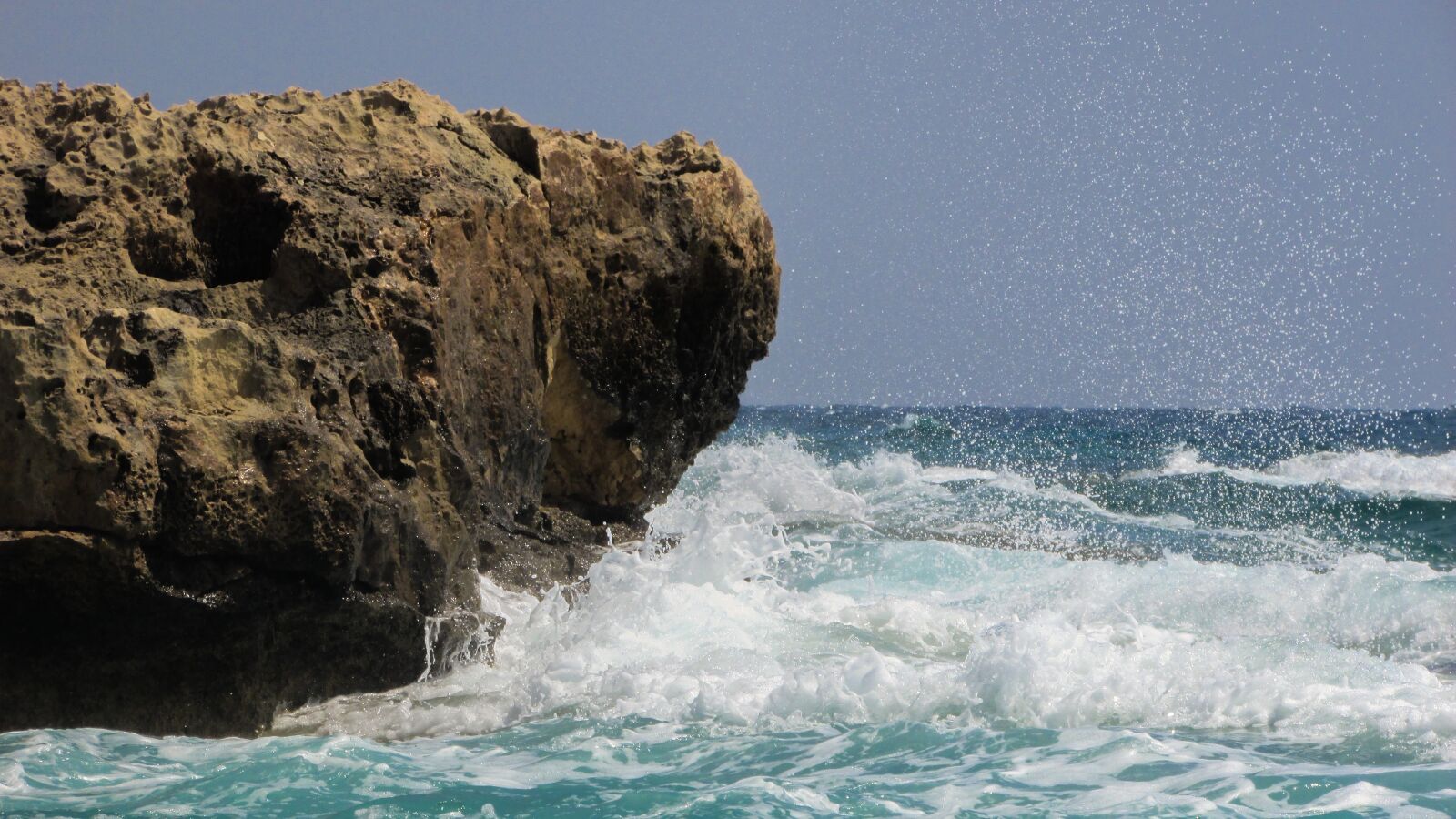 Как пройти расколотое море. Каменная волна. Море прилив. Волны и камни. Seashore Cliff.