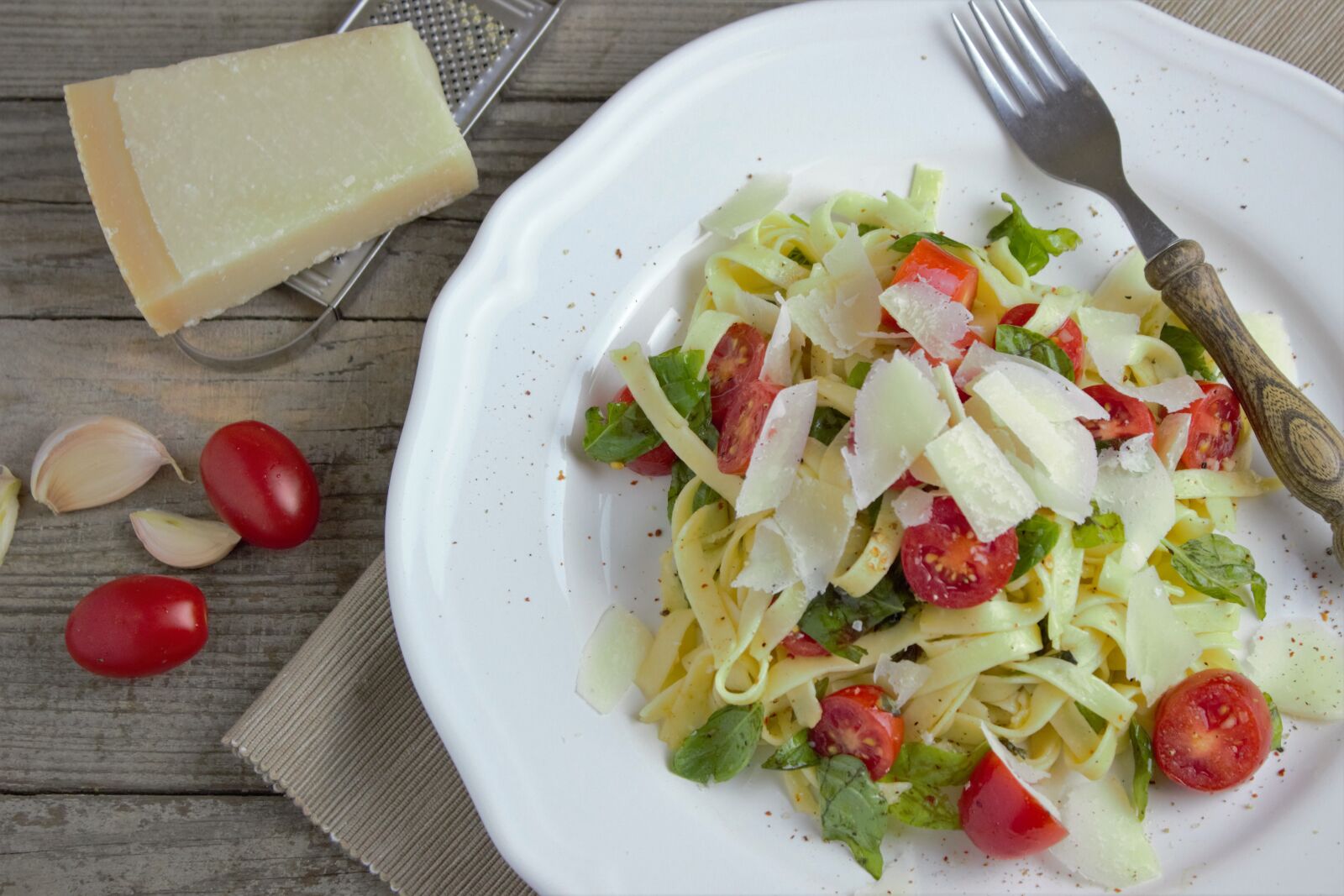 Canon EOS 600D (Rebel EOS T3i / EOS Kiss X5) sample photo. Pasta, noodles, parmesan photography