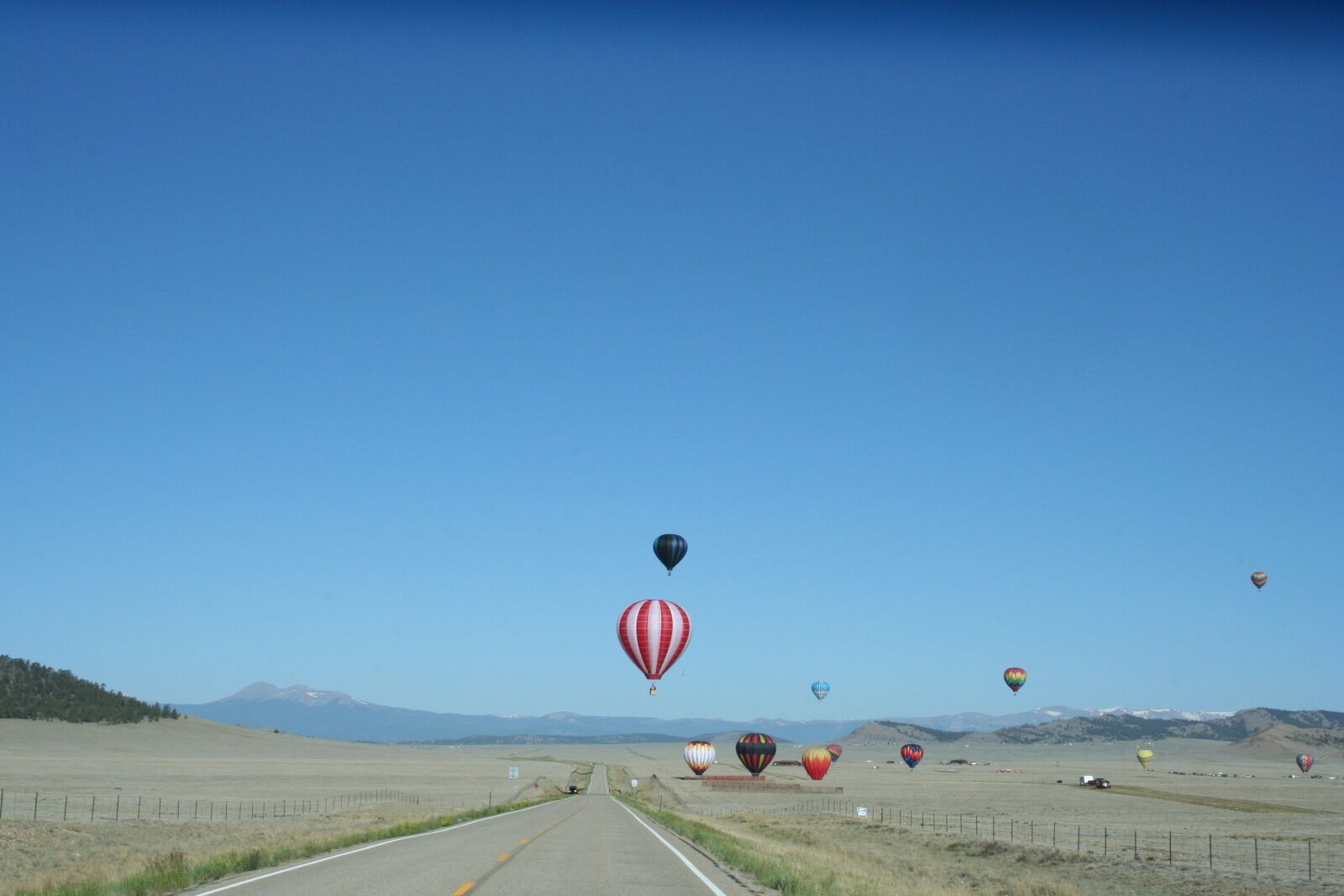 Canon EOS 350D (EOS Digital Rebel XT / EOS Kiss Digital N) sample photo. Aviation, balloon, float photography