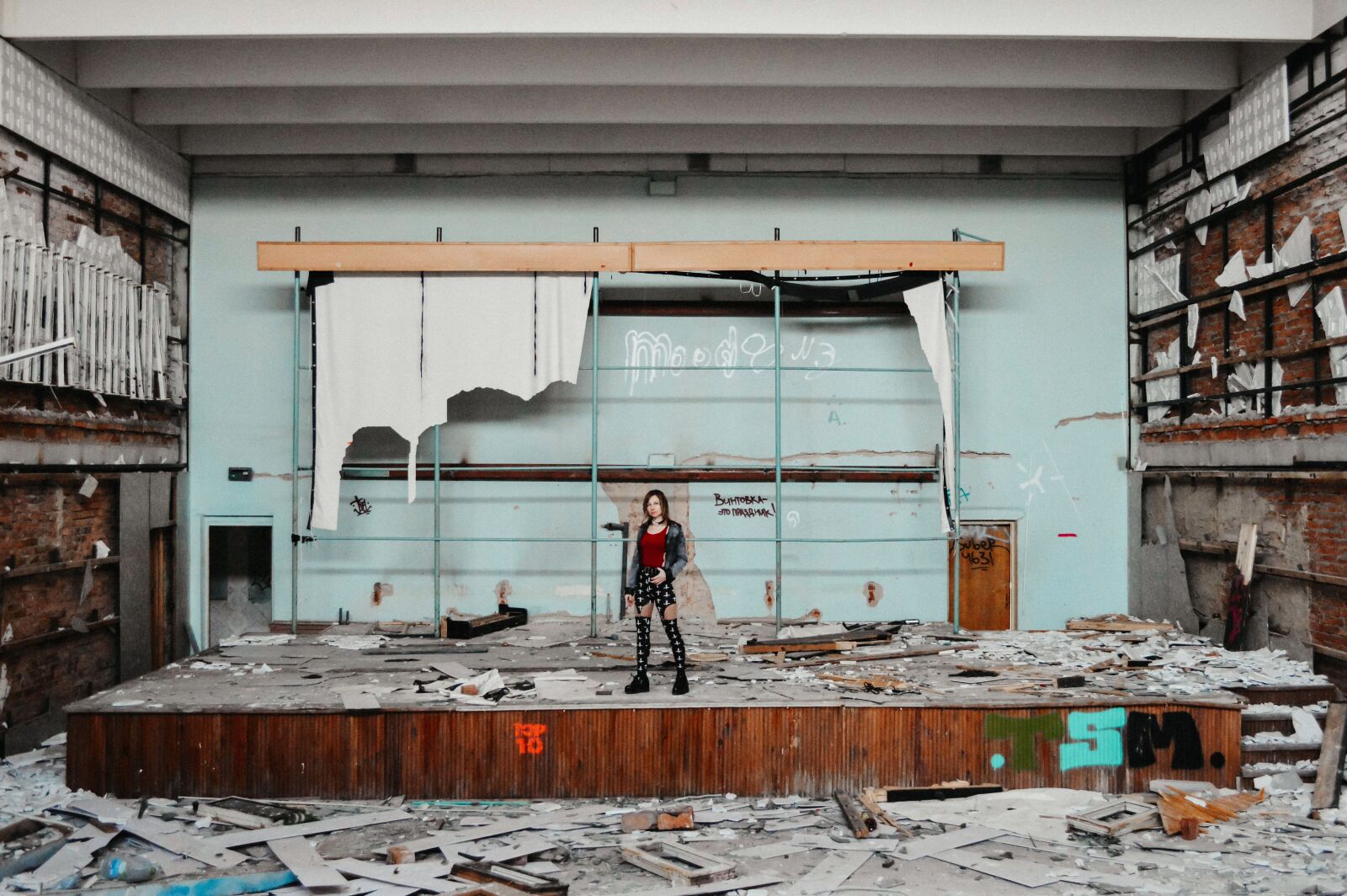 Nikon D3200 sample photo. An abandoned building, zabroski photography