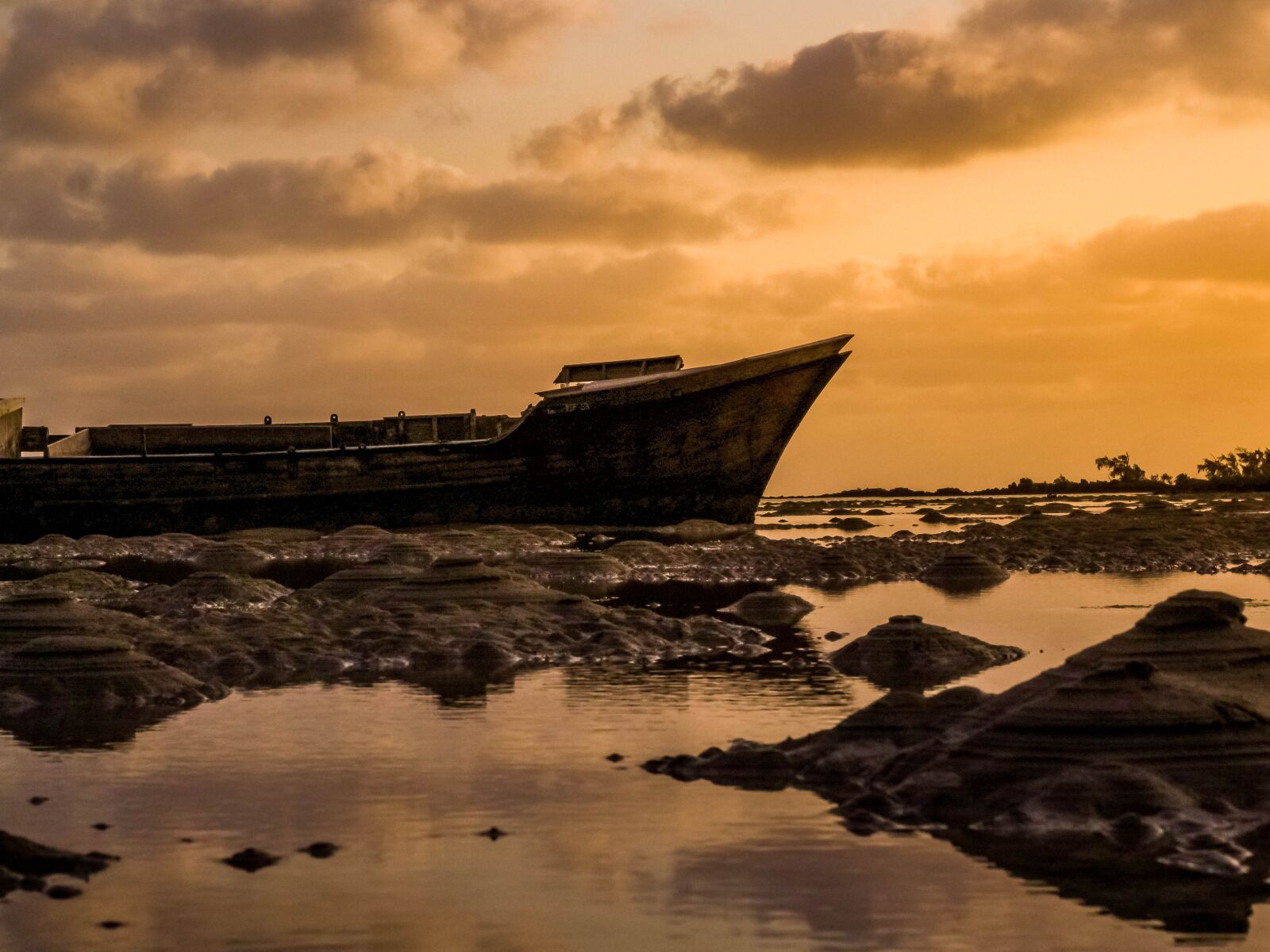 Canon EOS 1300D (EOS Rebel T6 / EOS Kiss X80) sample photo. Boat, landscape, sunset photography