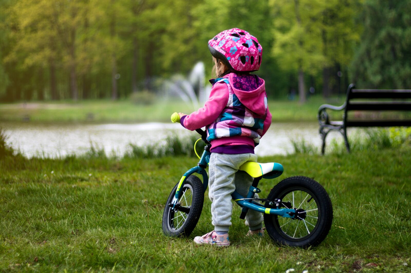 Canon EOS 400D (EOS Digital Rebel XTi / EOS Kiss Digital X) sample photo. The little girl, bike photography