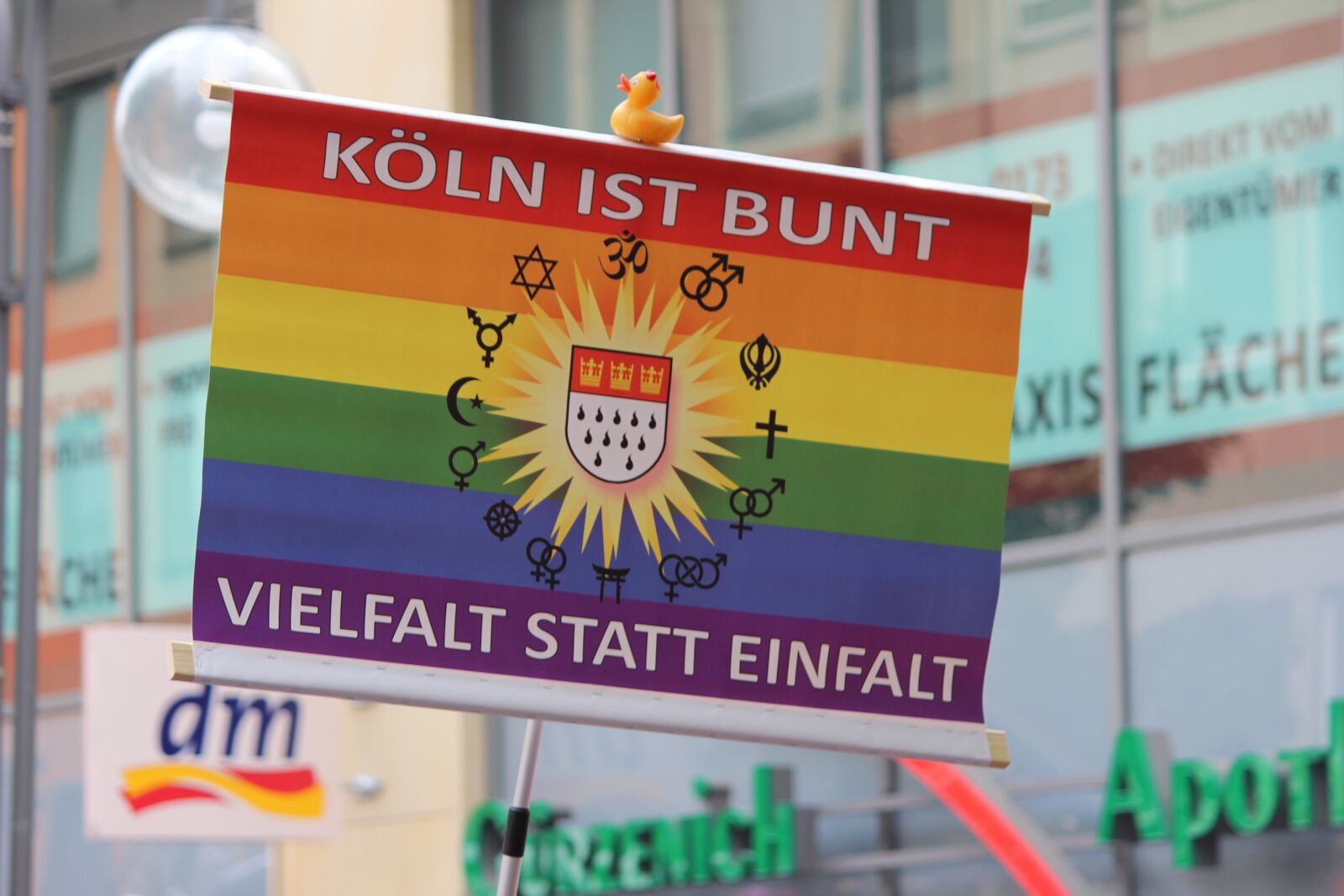 Canon EOS 600D (Rebel EOS T3i / EOS Kiss X5) sample photo. Shield, cologne, flag photography