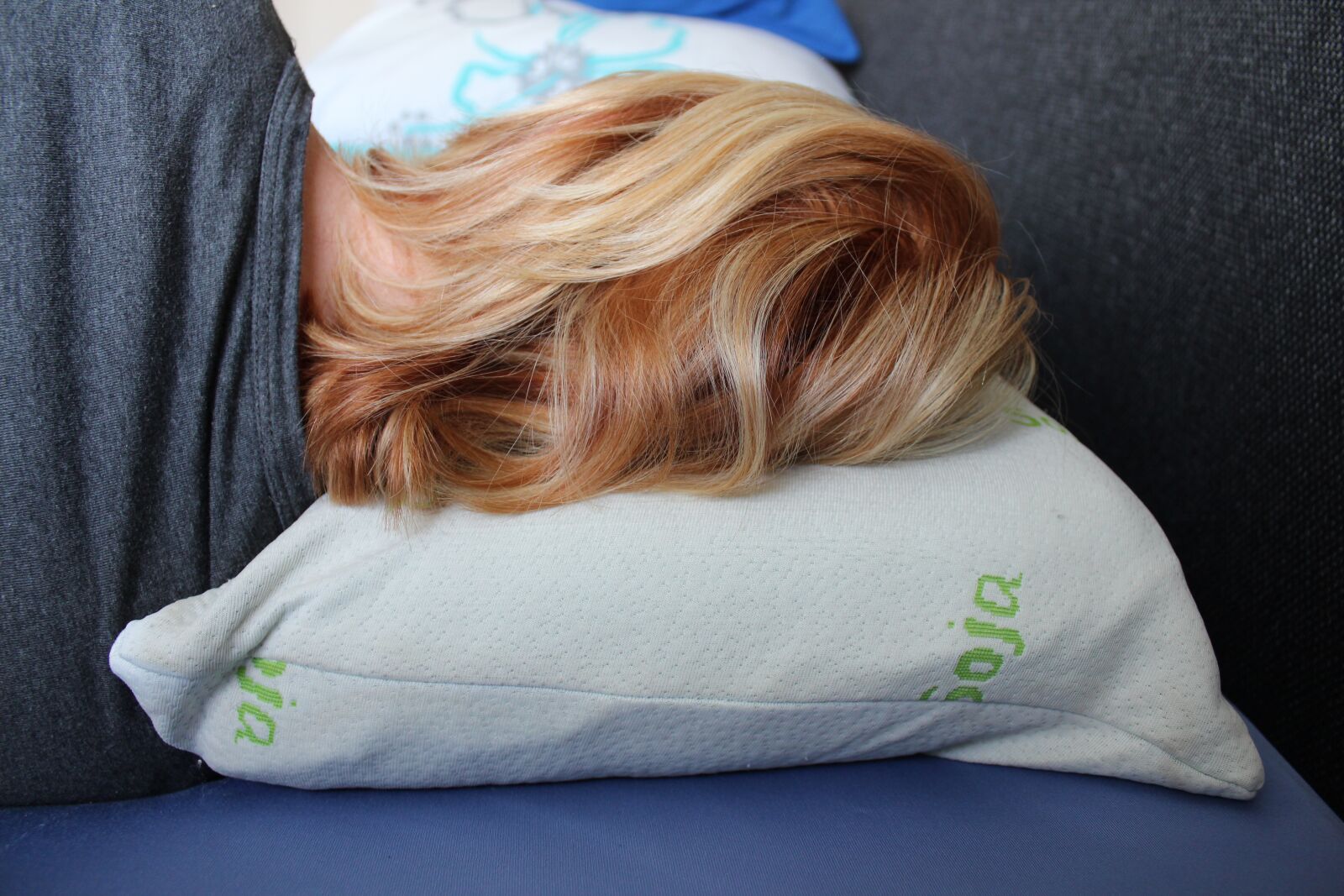 Canon EOS 650D (EOS Rebel T4i / EOS Kiss X6i) sample photo. Hair, pillow, sleep photography