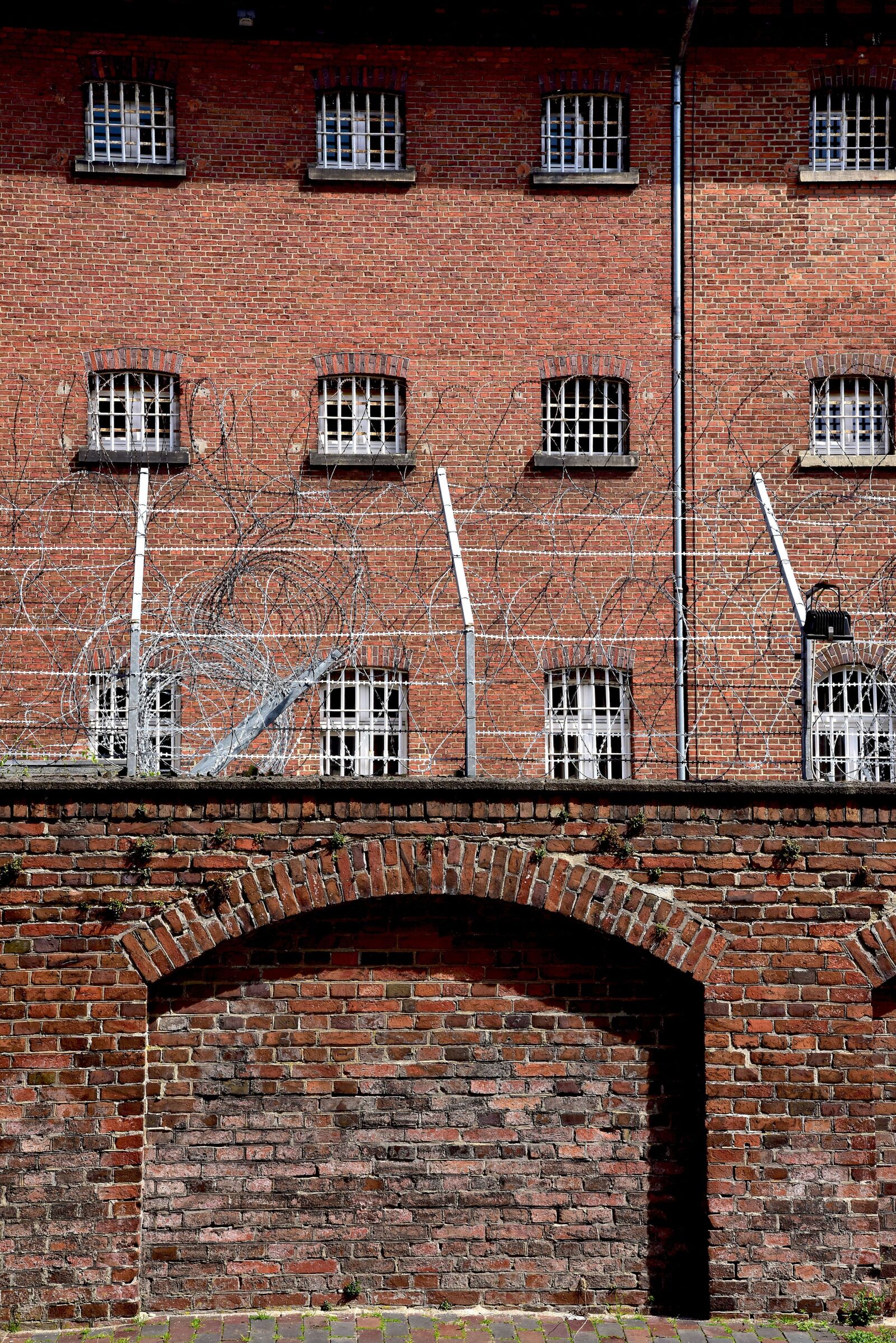 Nikon D810 sample photo. Prison, barbed wire, oldenburg photography