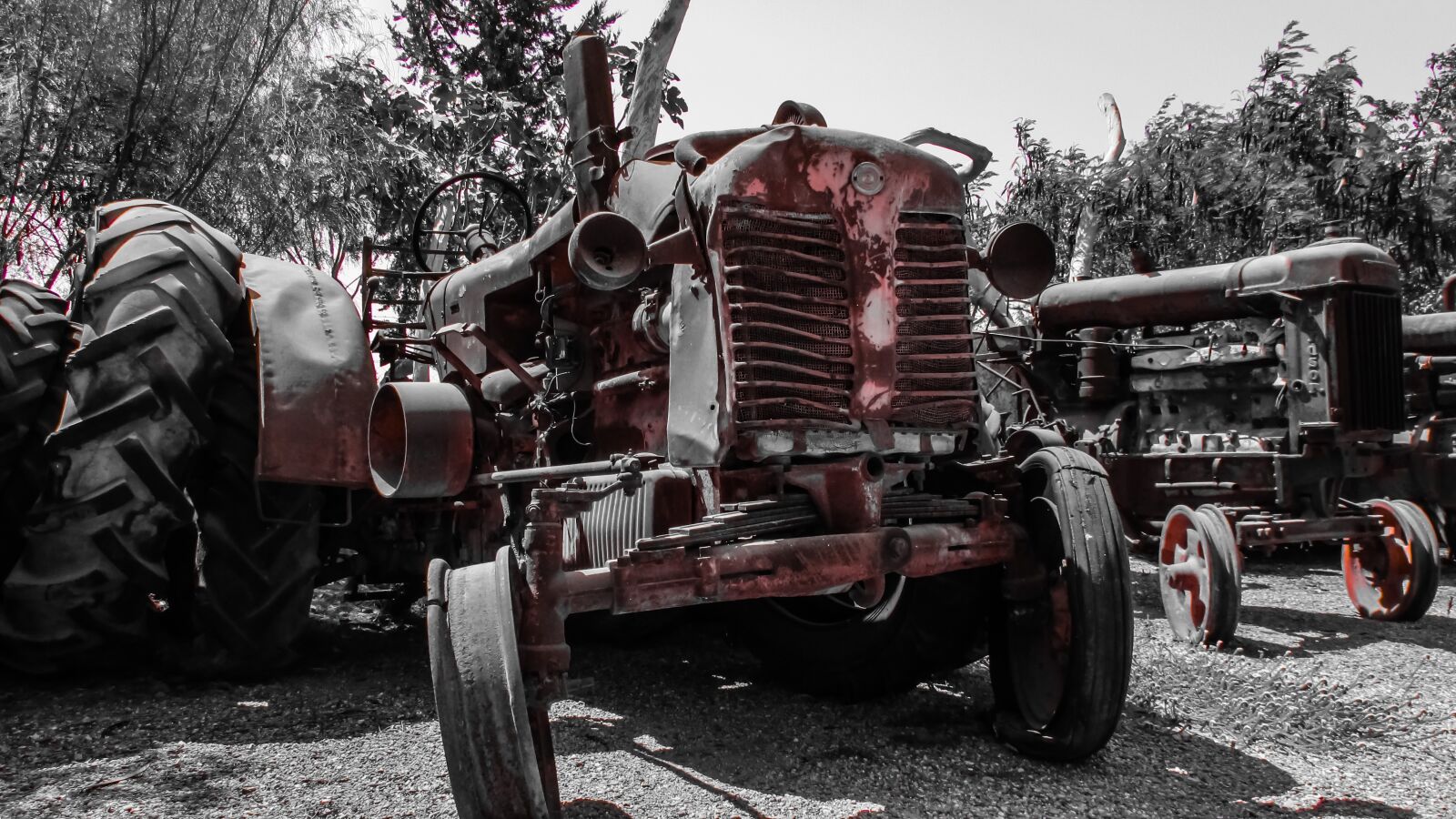 Canon PowerShot SX400 IS sample photo. Tractor, old, rusty photography