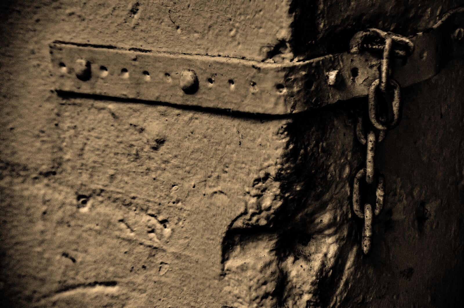 Nikon D3200 sample photo. Wall, chain, metal photography