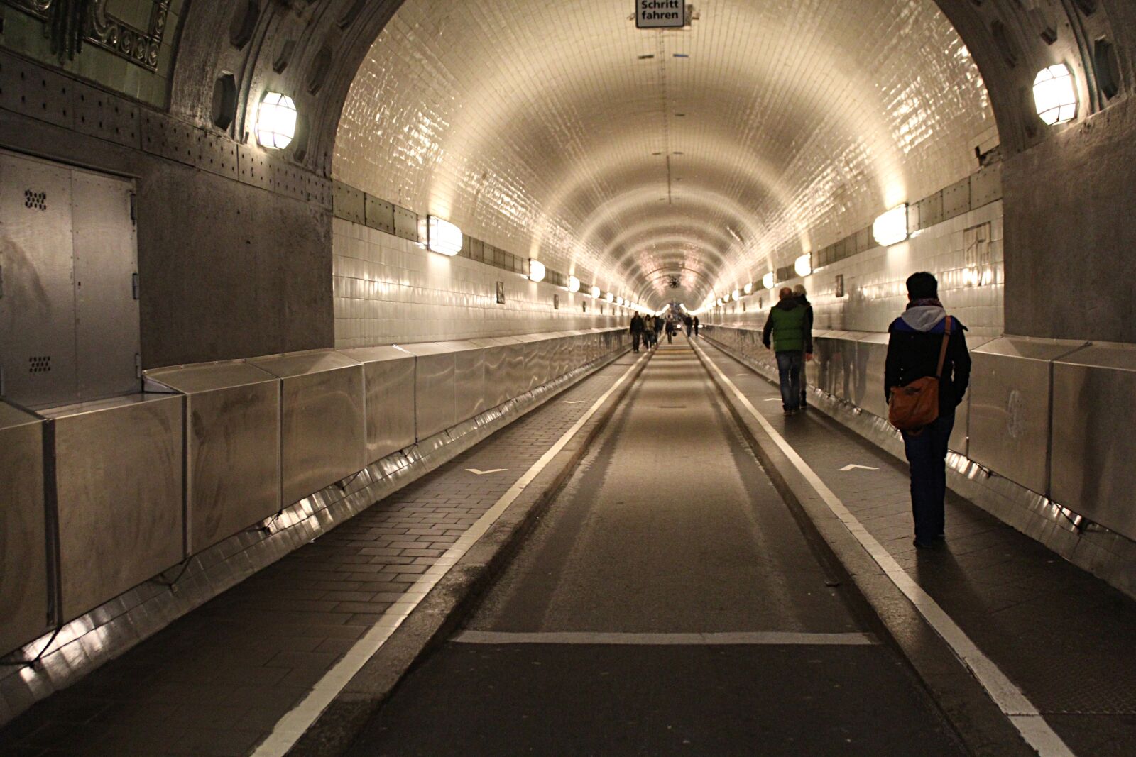 Canon EOS 1200D (EOS Rebel T5 / EOS Kiss X70 / EOS Hi) sample photo. Elbe, elbe tunnel, hamburg photography
