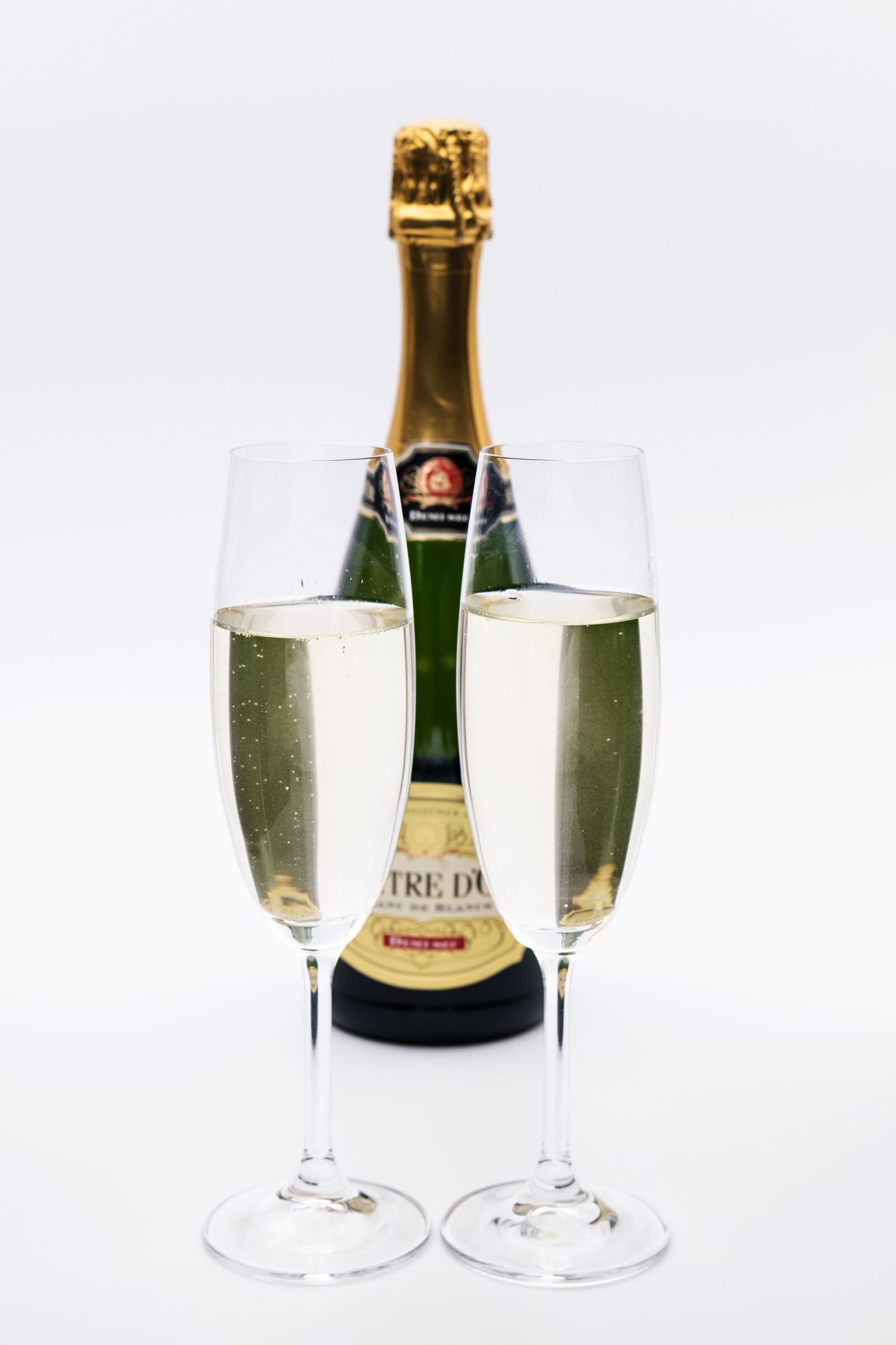 Fujifilm X-T2 + Fujifilm XF 35mm F2 R WR sample photo. Champagne, glasses, bottle photography