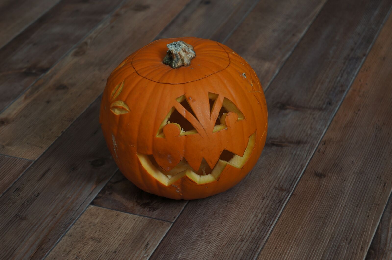 Sony Alpha NEX-5N + Sony E 18-55mm F3.5-5.6 OSS sample photo. Halloween, pumpkin, autumn photography