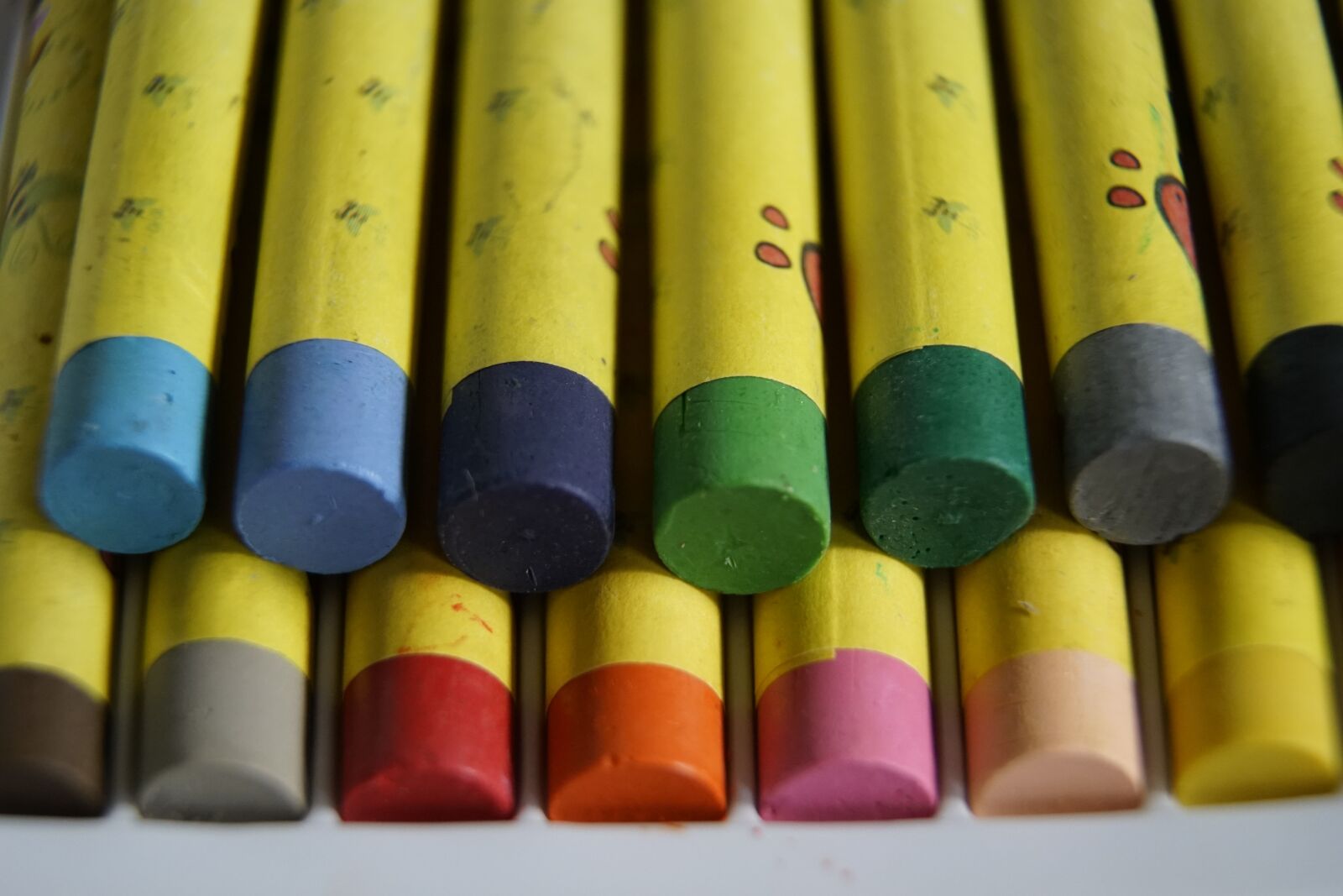 Sony a7R II + Sony E PZ 18-105mm F4 G OSS sample photo. Oil, pastel, chalks photography