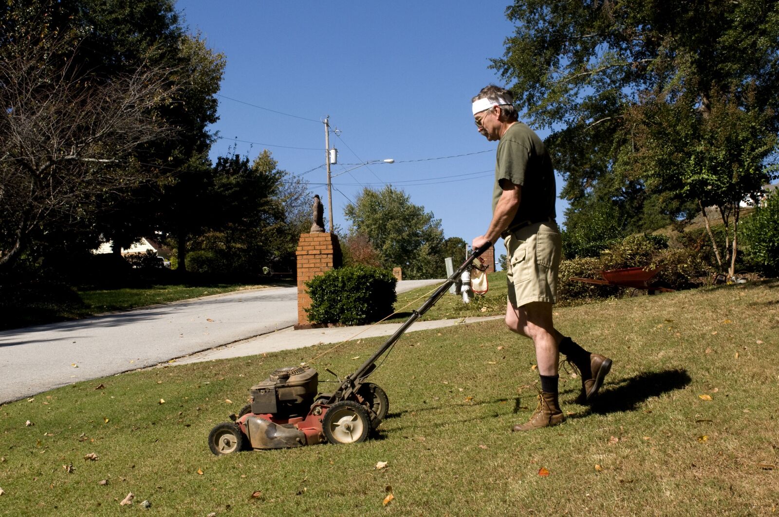 Nikon D300 sample photo. Man, mowing, lawn, push photography
