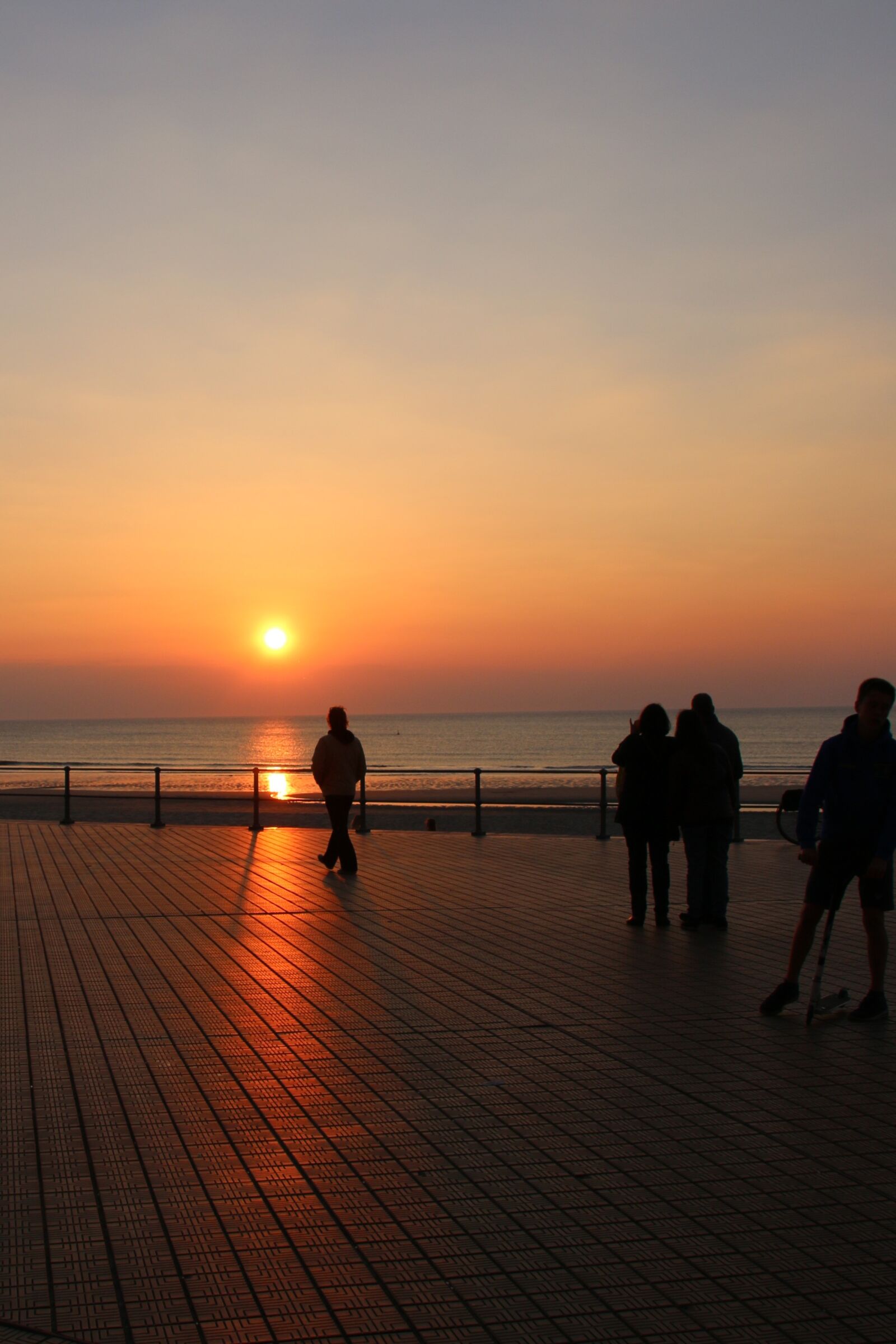 Canon EOS 70D sample photo. Ostend, sunset, shadow photography