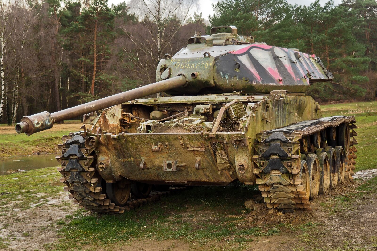 Olympus OM-D E-M10 sample photo. Lost places, panzer, wreck photography