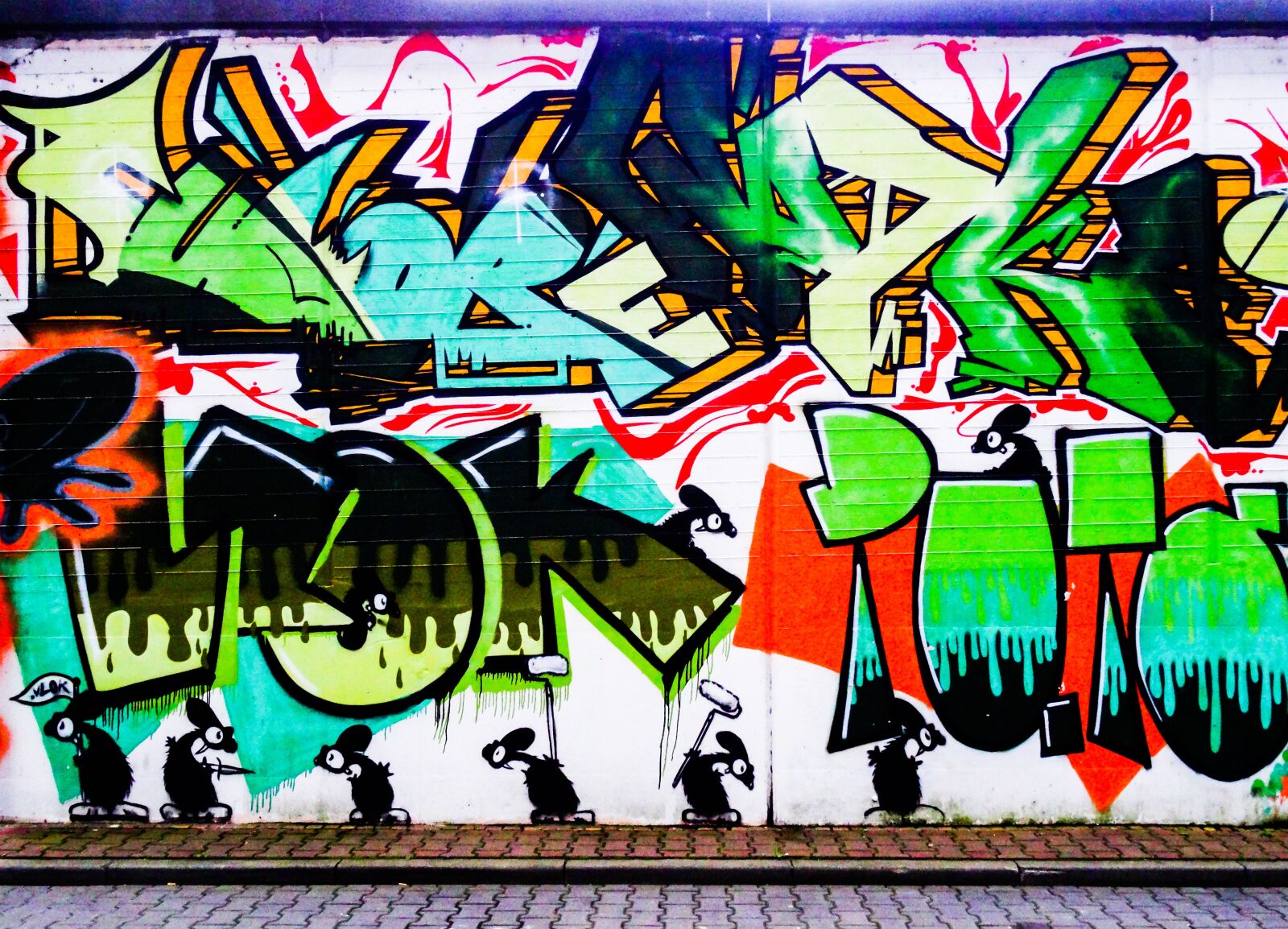 Sony Cyber-shot DSC-HX50V sample photo. Graffiti, letters, font photography
