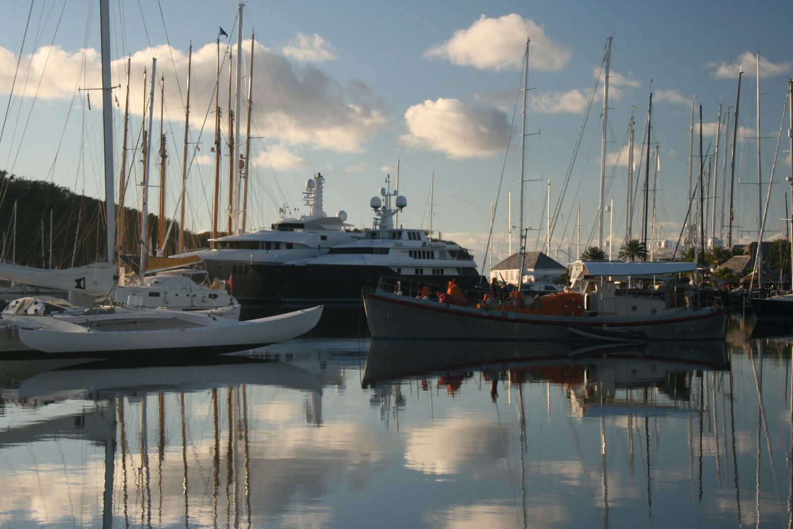 Canon EOS 400D (EOS Digital Rebel XTi / EOS Kiss Digital X) sample photo. Boats, early morning, dock photography