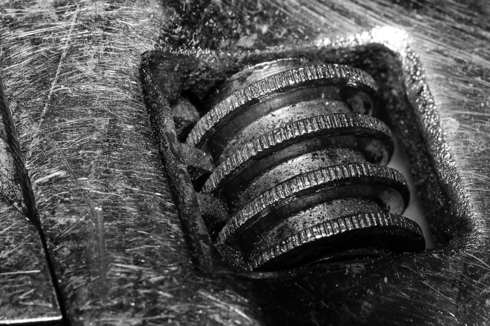 Canon EF 100mm F2.8 Macro USM sample photo. Old, closeup, steel photography