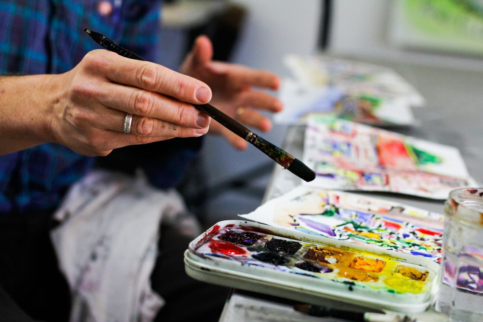 Canon EOS 60D + Canon EF 50mm F1.4 USM sample photo. Painter, hands, paint photography