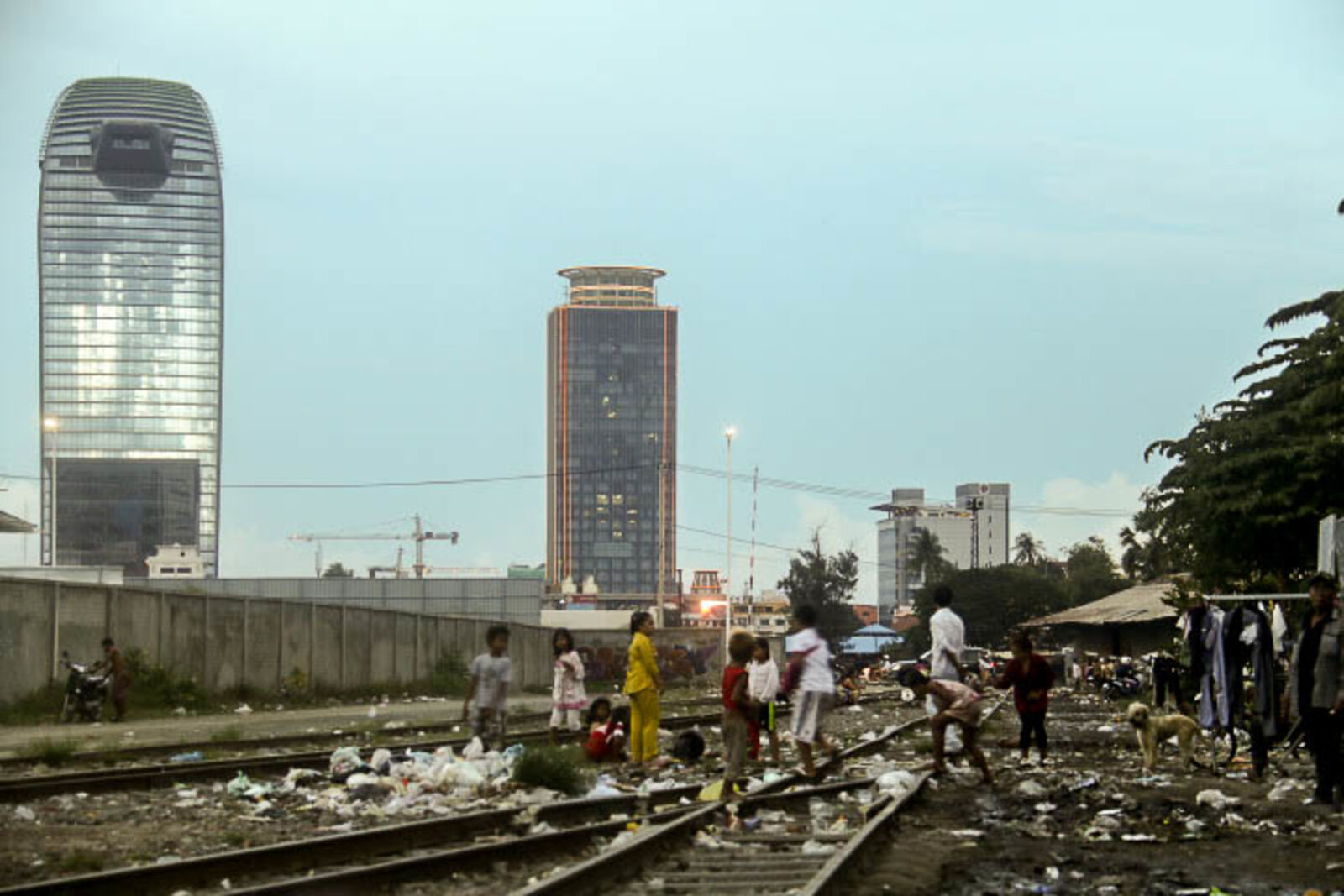 Canon EF-S 18-200mm F3.5-5.6 IS sample photo. City, railway, children, skyscrapers photography
