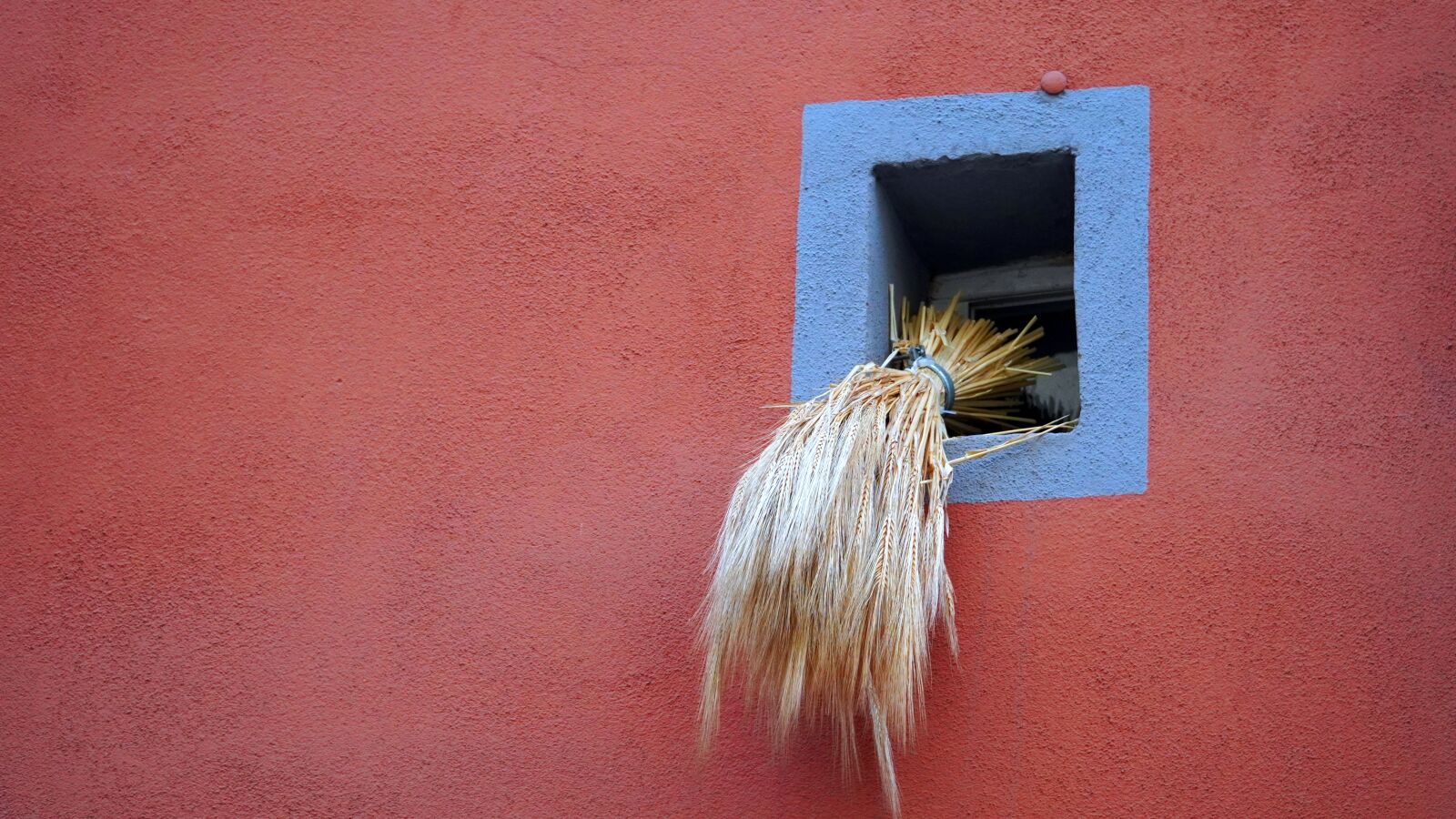 Sony E PZ 18-105mm F4 G OSS sample photo. Window, straw, decoration photography