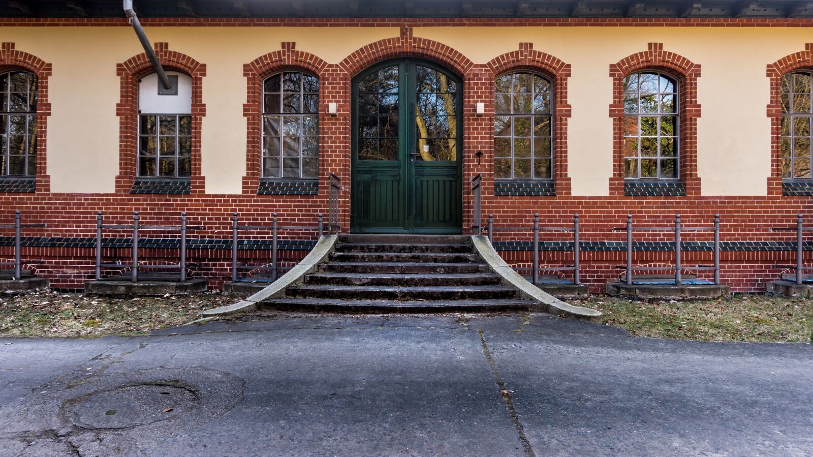 Sony Alpha a5000 (ILCE 5000) sample photo. Architecture, house, road photography