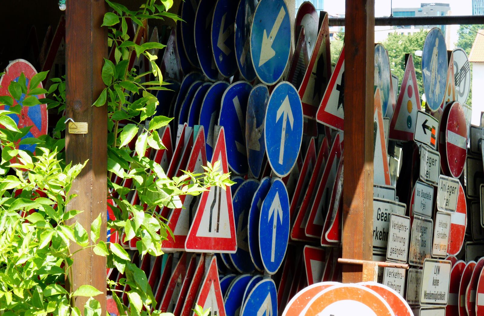 Panasonic DMC-TZ7 sample photo. Traffic signs, keeps, traffic photography